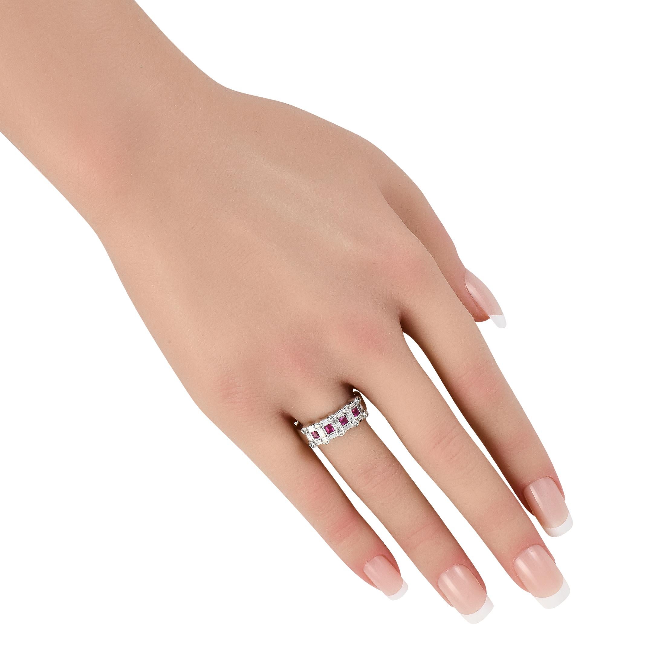 Taglio rotondo Anello in oro bianco 14K con diamante e rubino da 0,60 carati MF03-120424 in vendita