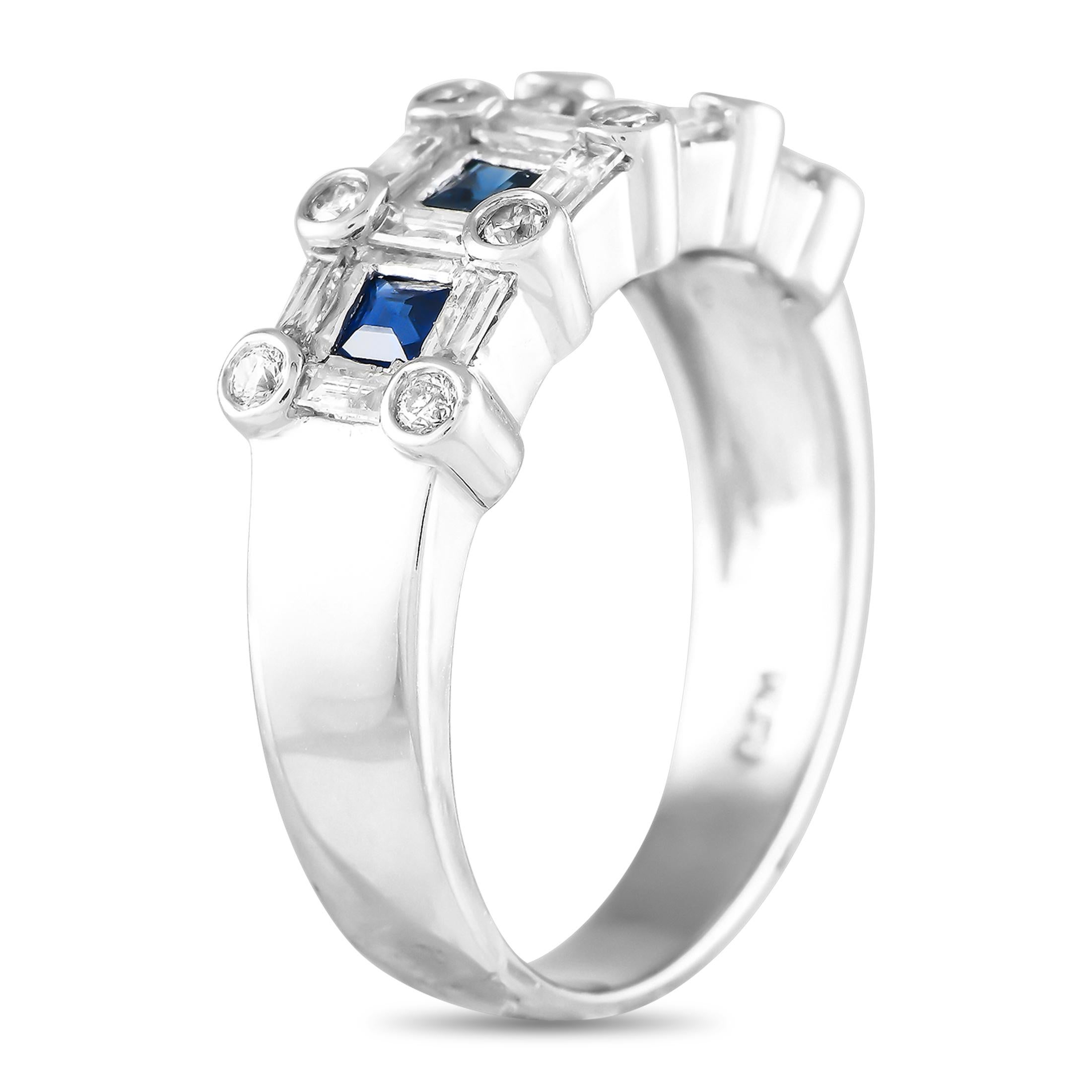Questo splendido anello in oro bianco 14K non smetterà mai di affascinarti. Una serie di zaffiri per un totale di 0,50 carati fa bella mostra di sé al centro del design. Ulteriori accenti di diamante con un peso totale di 0,60 carati forniscono il