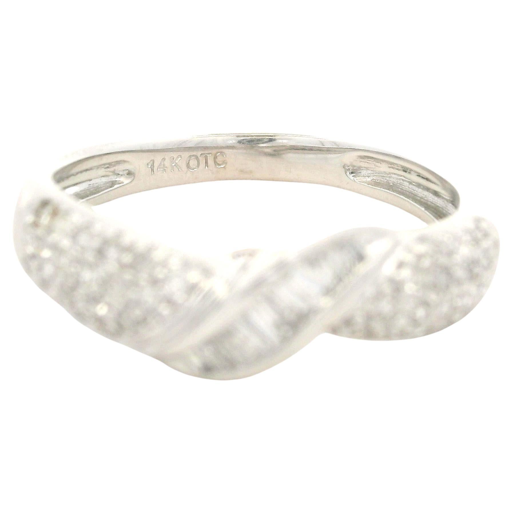 Taglio baguette Anello nuziale con centro ritorto in oro bianco 14k 0,60ctw Pave Baguette Diamond in vendita