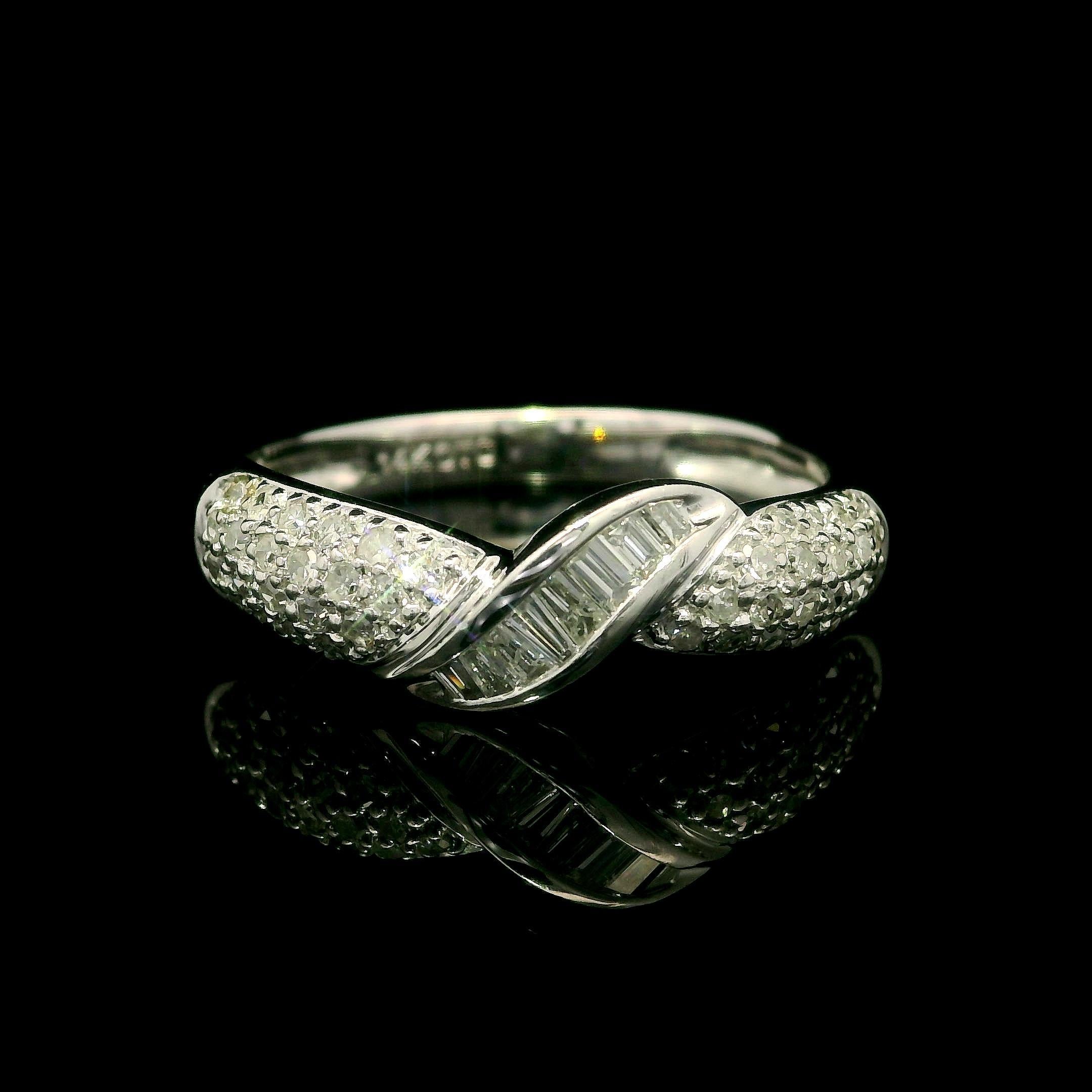 Anello nuziale con centro ritorto in oro bianco 14k 0,60ctw Pave Baguette Diamond In condizioni ottime in vendita a Montclair, NJ