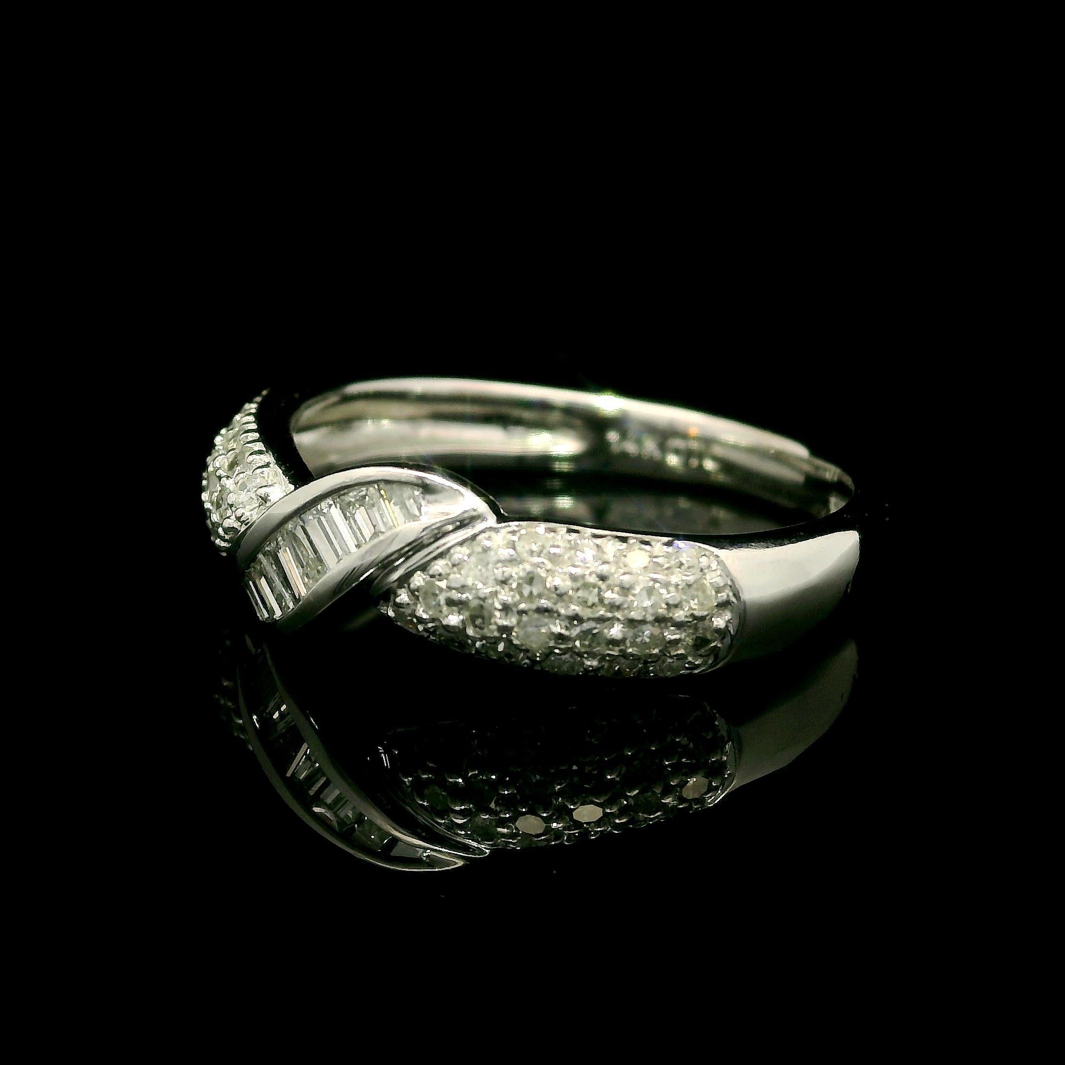 Donna Anello nuziale con centro ritorto in oro bianco 14k 0,60ctw Pave Baguette Diamond in vendita
