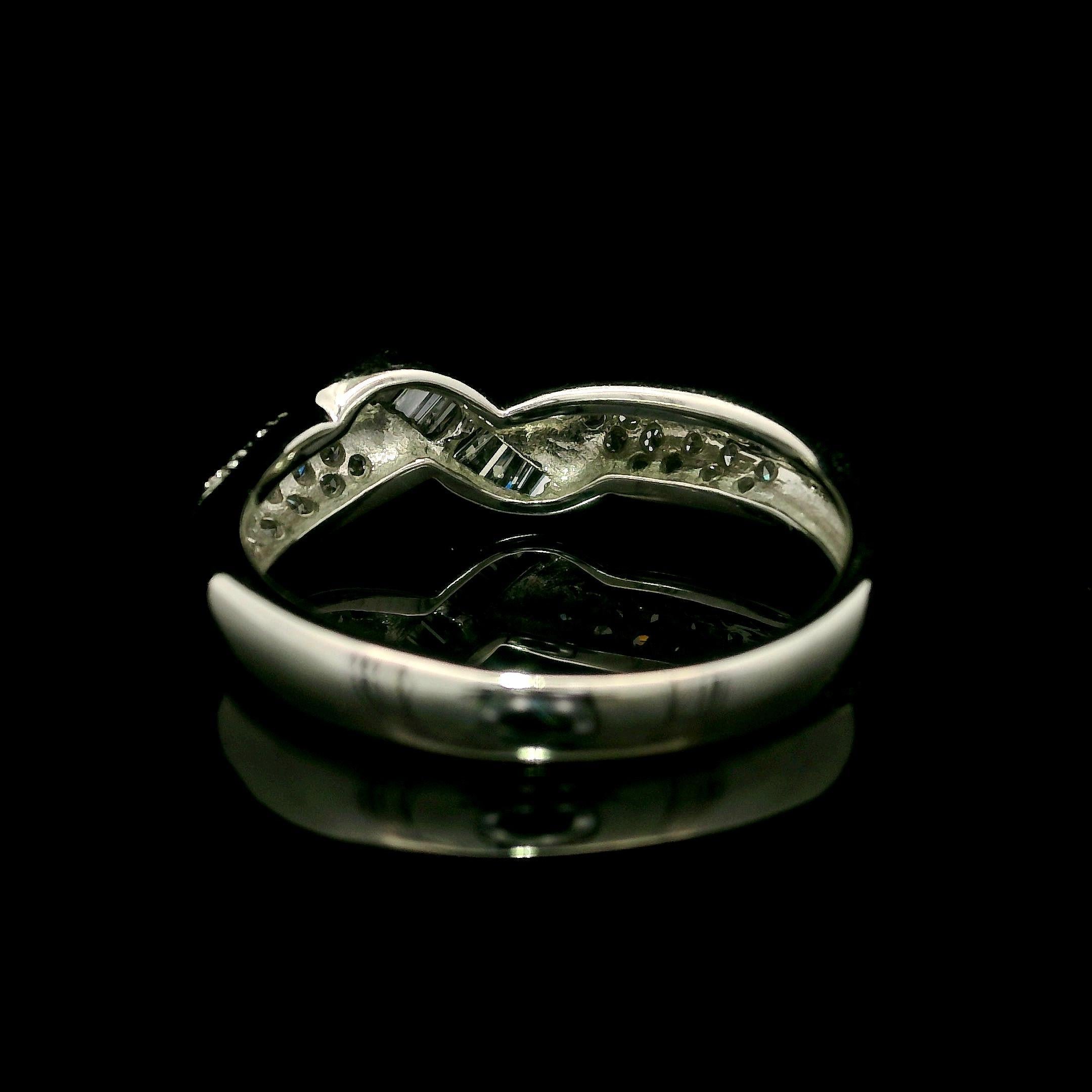 Anello nuziale con centro ritorto in oro bianco 14k 0,60ctw Pave Baguette Diamond in vendita 1