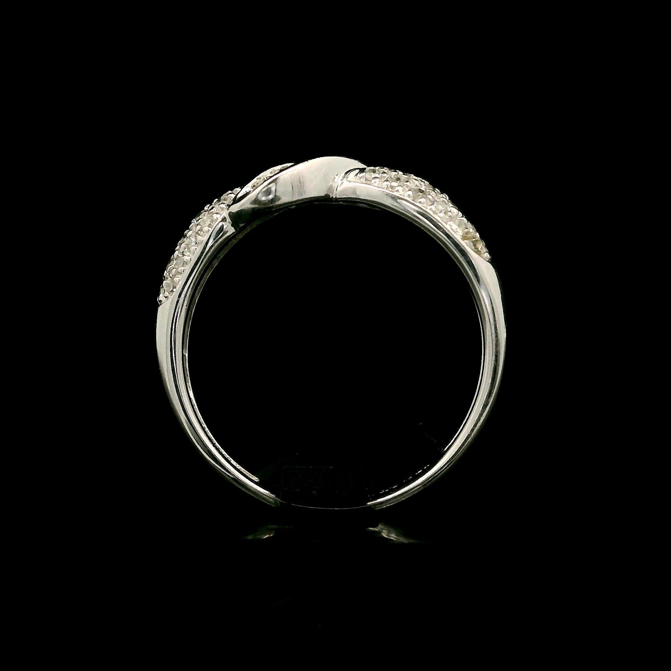 Anello nuziale con centro ritorto in oro bianco 14k 0,60ctw Pave Baguette Diamond in vendita 2