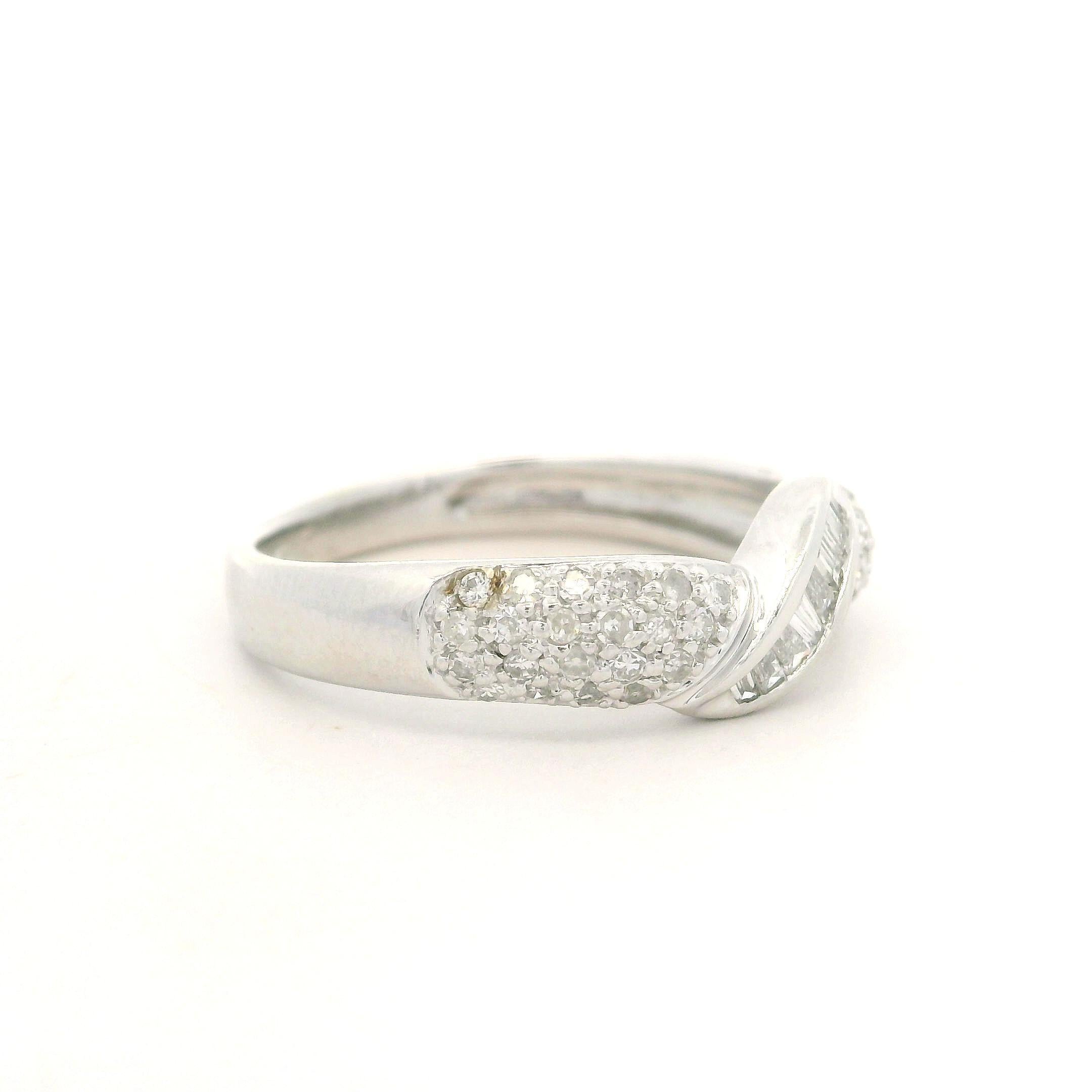 Anello nuziale con centro ritorto in oro bianco 14k 0,60ctw Pave Baguette Diamond in vendita 3