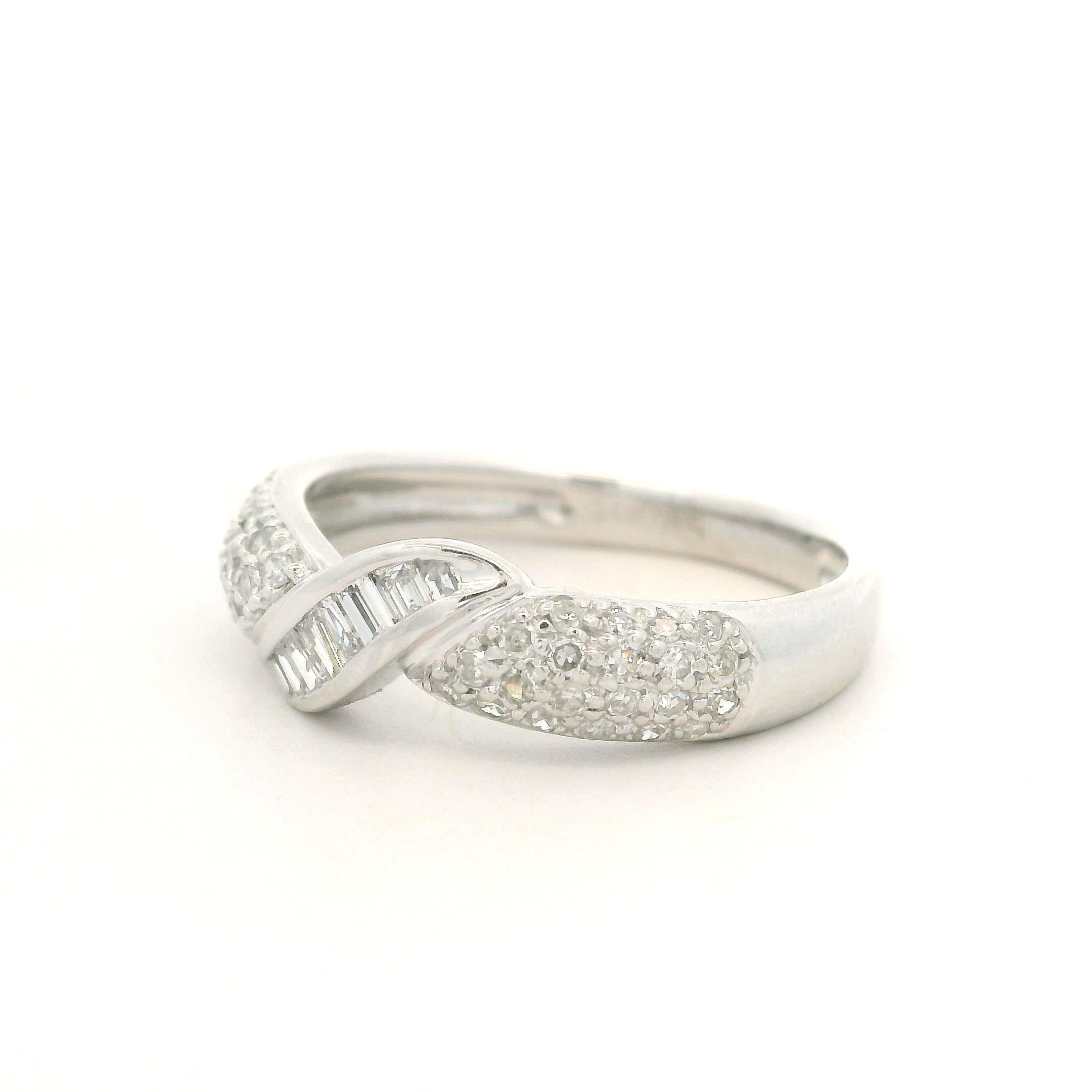 Anello nuziale con centro ritorto in oro bianco 14k 0,60ctw Pave Baguette Diamond in vendita 4