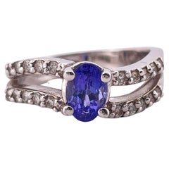 Anillo de oro blanco de 14 quilates con tanzanita de 0,60 quilates y diamante H-I SI1 de 0,40 quilates