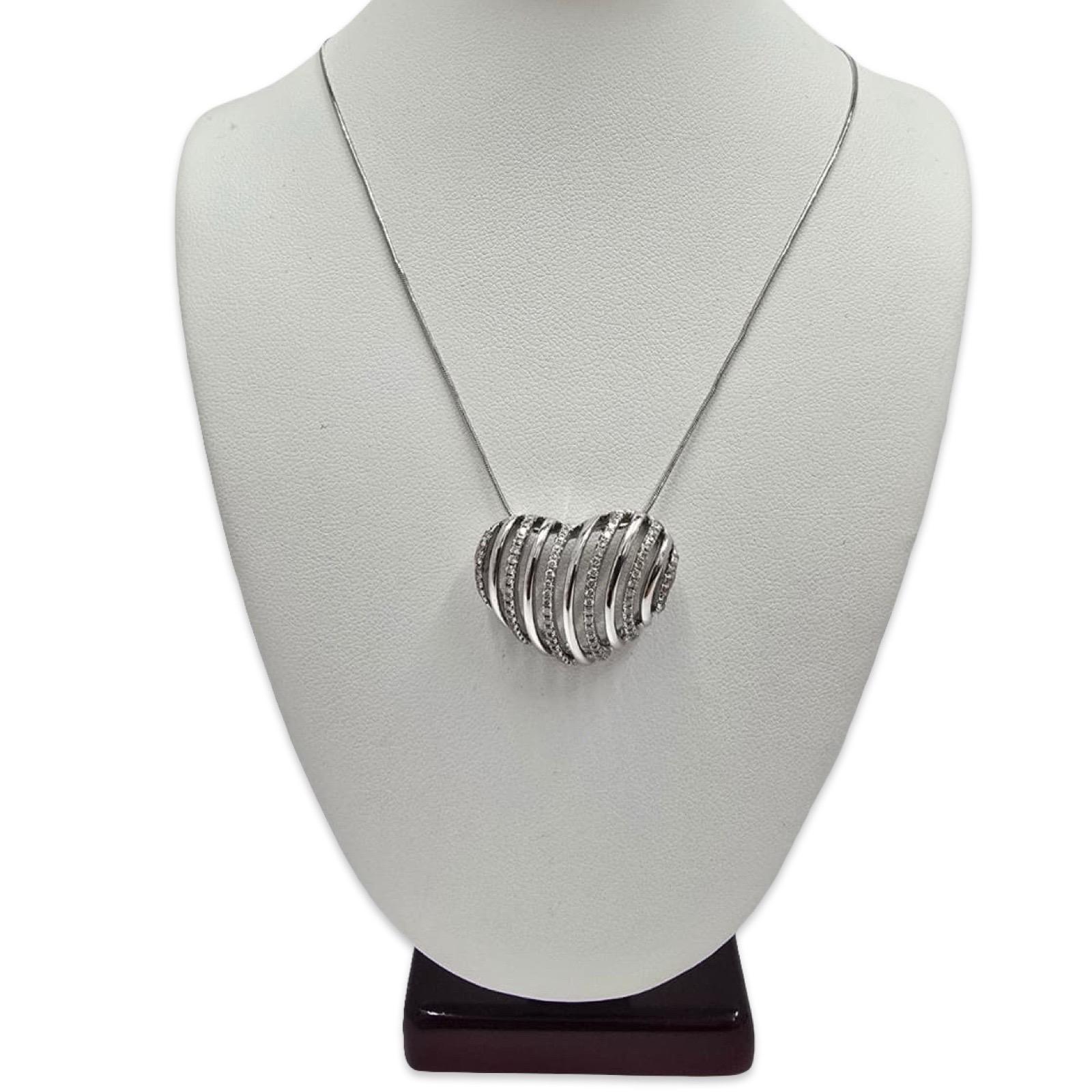 Taille ronde Collier en or blanc 14K avec pendentif ruban en forme de cœur et diamants 0.63tcw 16 pouces en vente