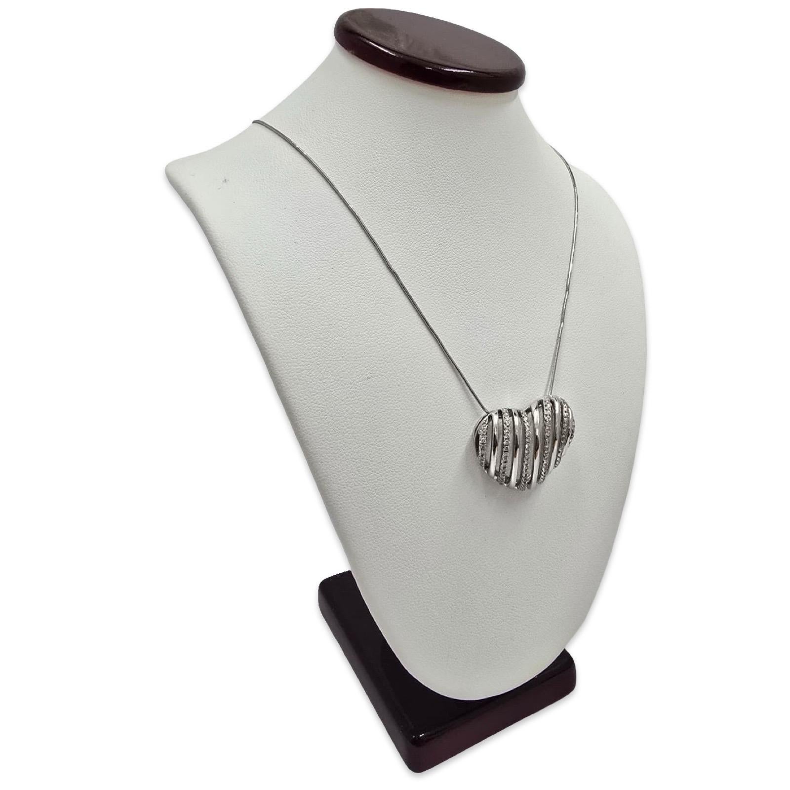 Collier en or blanc 14K avec pendentif ruban en forme de cœur et diamants 0.63tcw 16 pouces Excellent état - En vente à Miami, FL