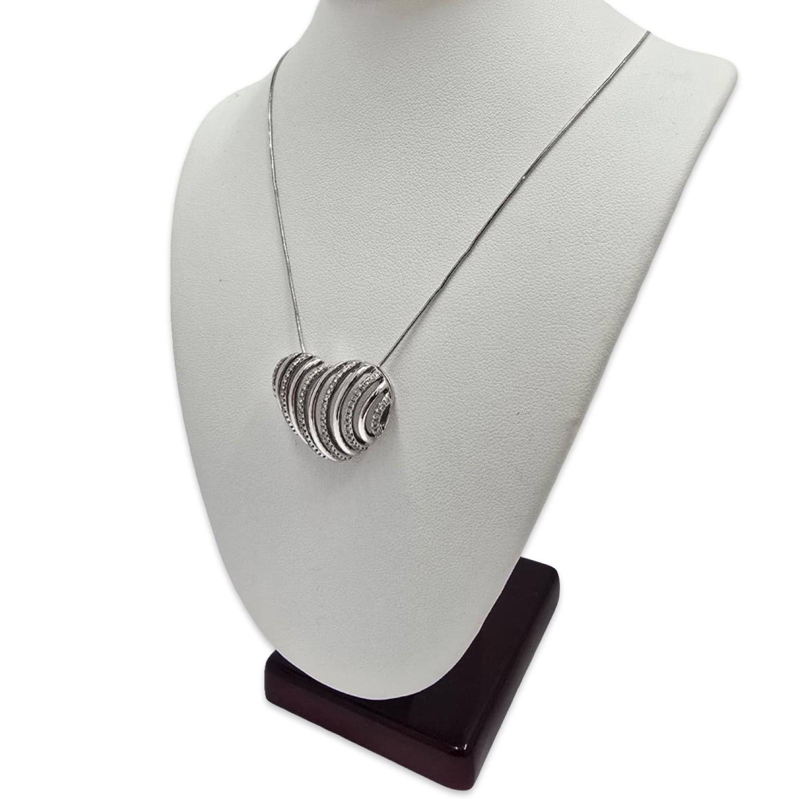 Collier en or blanc 14K avec pendentif ruban en forme de cœur et diamants 0.63tcw 16 pouces en vente 2