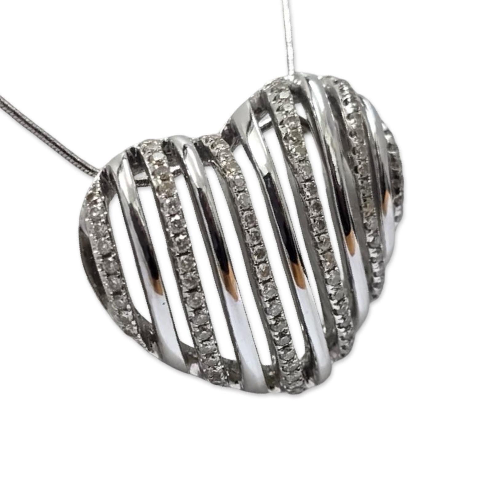 Collier en or blanc 14K avec pendentif ruban en forme de cœur et diamants 0.63tcw 16 pouces en vente 4