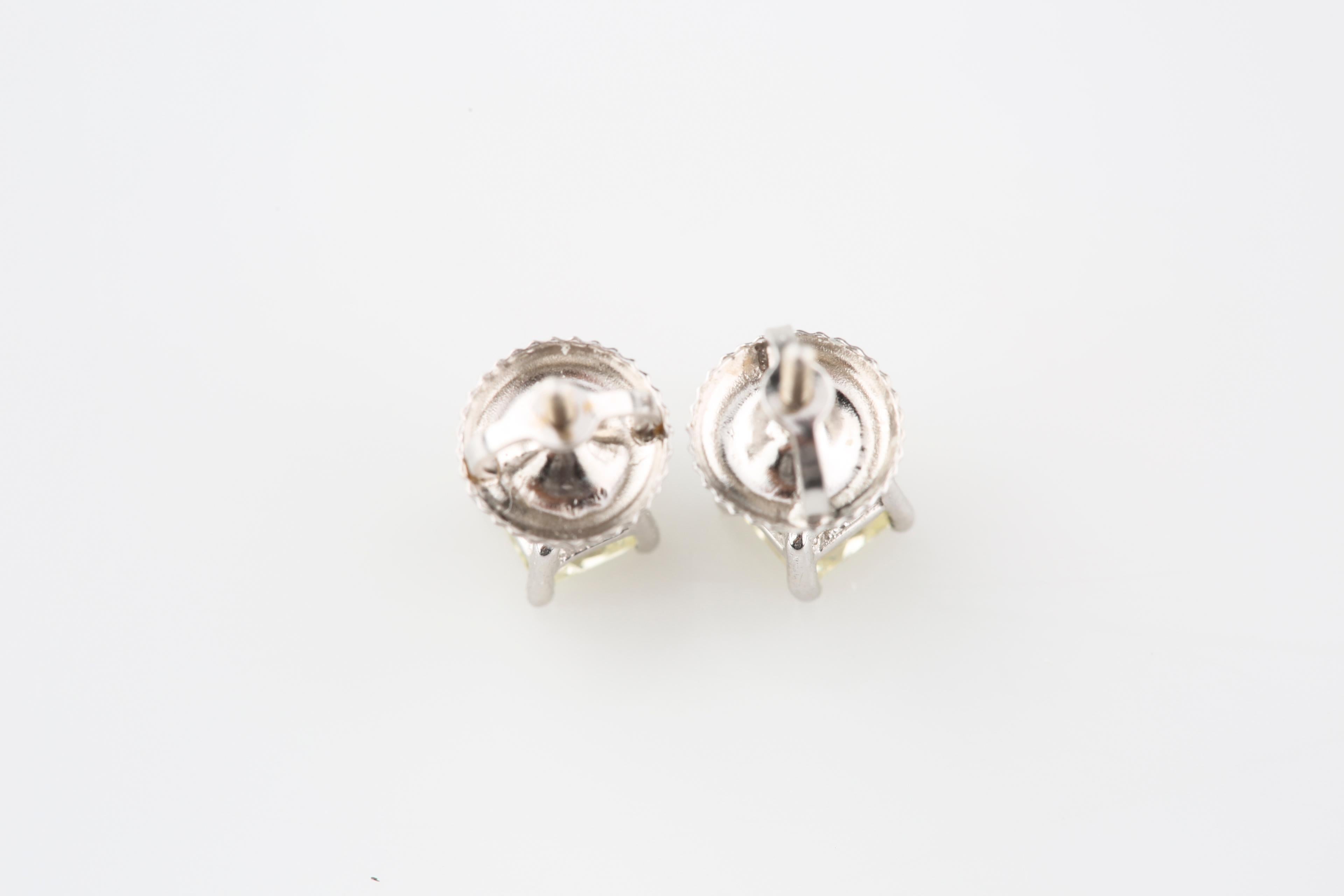 Modern 14k White Gold 0.64 Carat Princess Cut Diamond Solitaire Stud Earrings For Sale