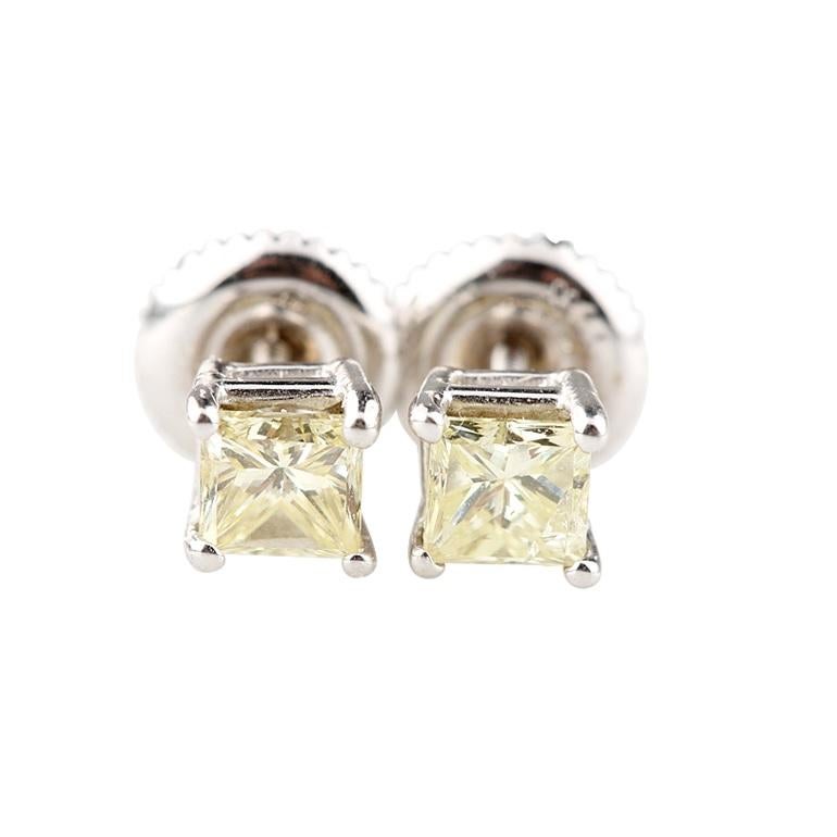 14k White Gold 0.64 Carat Princess Cut Diamond Solitaire Stud Earrings In Good Condition For Sale In Sherman Oaks, CA
