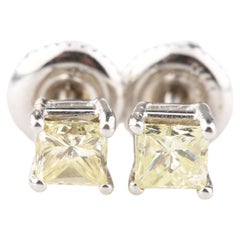 Clous d'oreilles solitaires en or blanc 14 carats avec diamants taille princesse de 0,64 carat