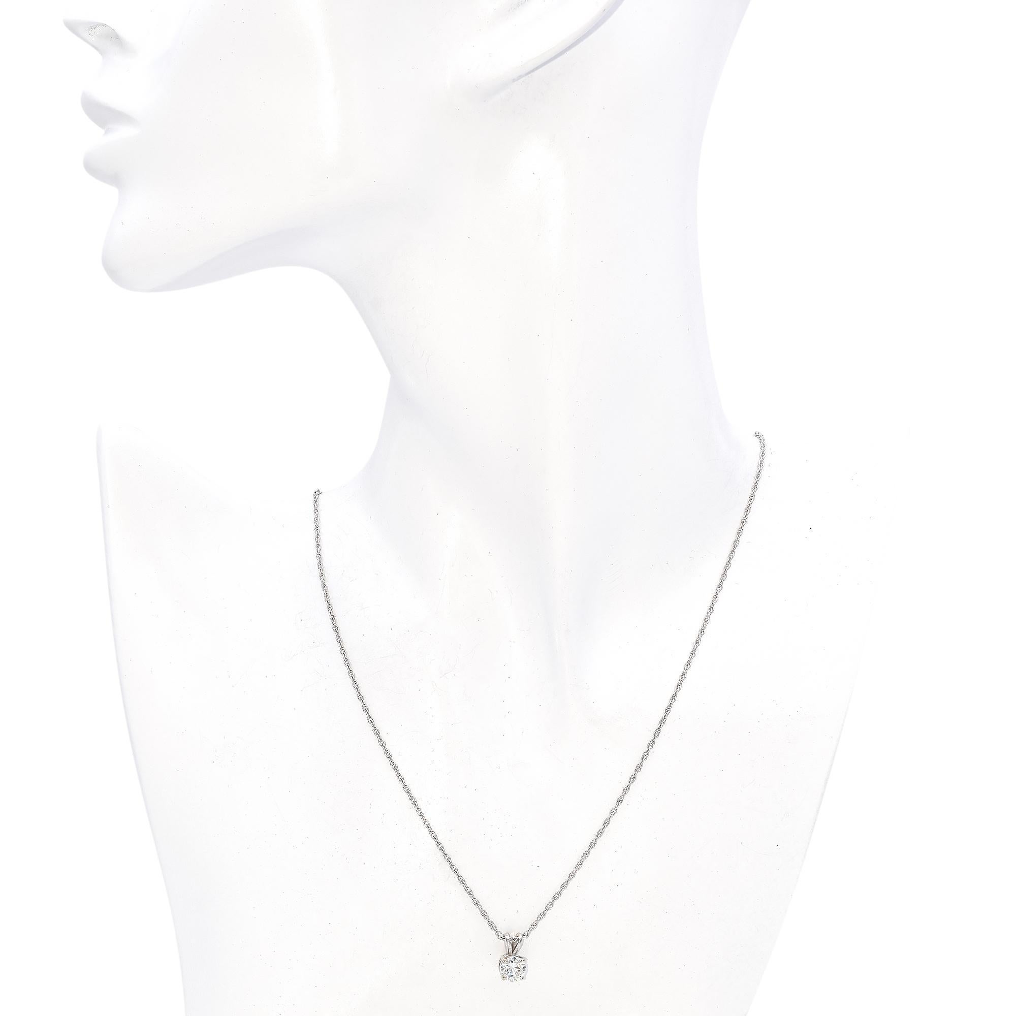 Collier pendentif en diamant composé d'un diamant blanc de taille brillant pesant 0,66 carats serti dans de l'or blanc 14k.

Poids : 3,1 grammes
Pierre : Diamant 0,66 ct (5,75 mm)
Dimensions du pendentif : 10,45 x 5,75 x 5,25 mm
Longueur : 18