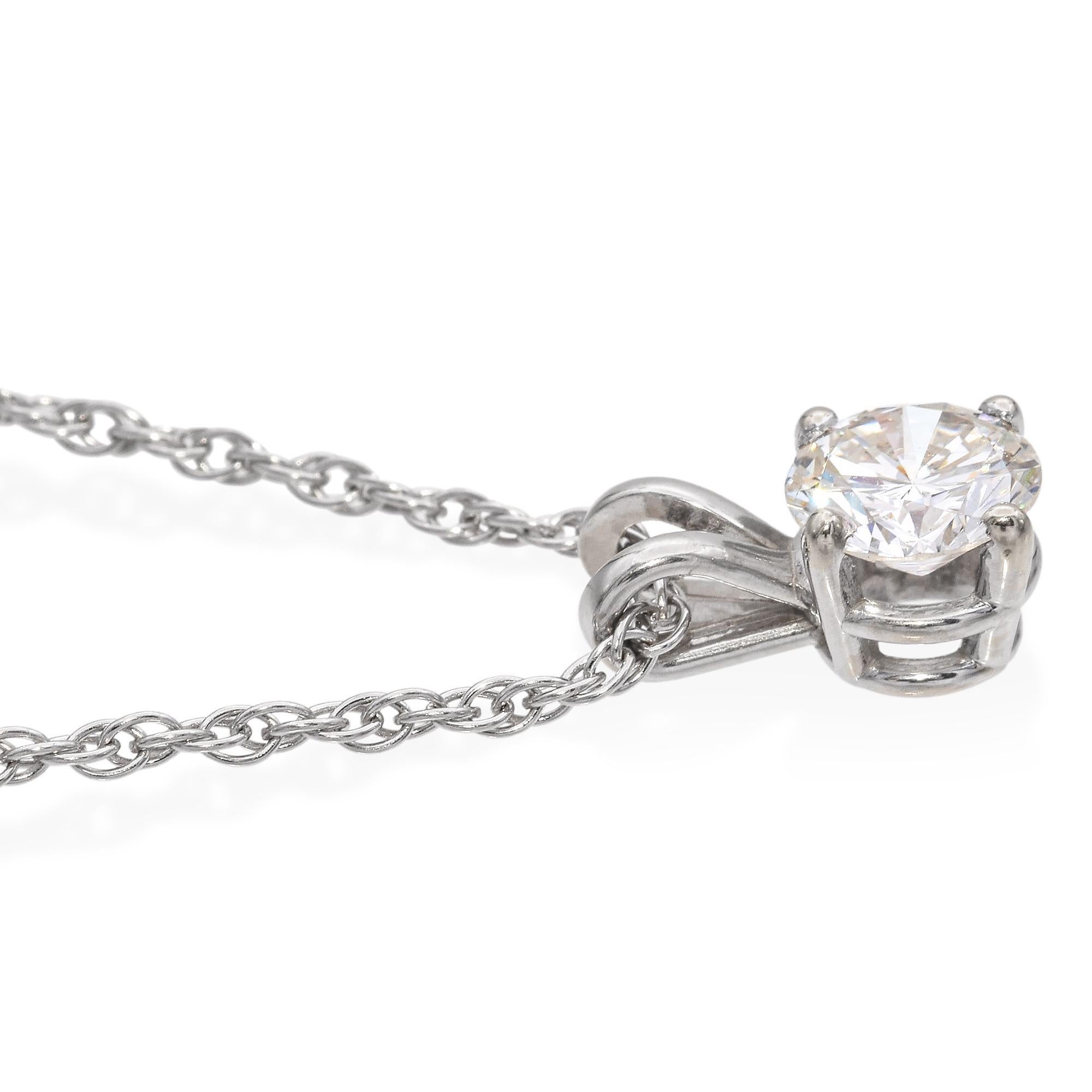 Or blanc 14 carats 0,66 carat Collier pendentif solitaire en diamants ronds brillants Bon état à New York, NY