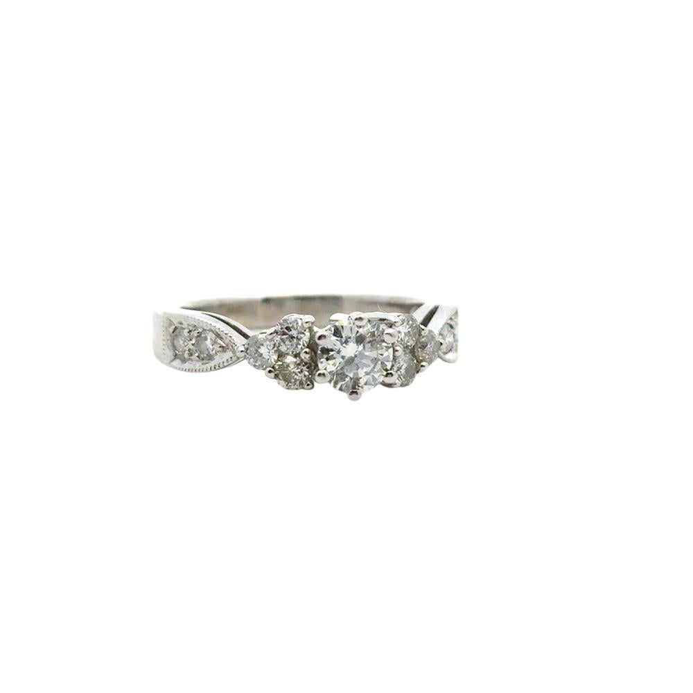 Moderne Bague de fiançailles en or blanc 14k 0,68ctw diamant rond brillant en vente