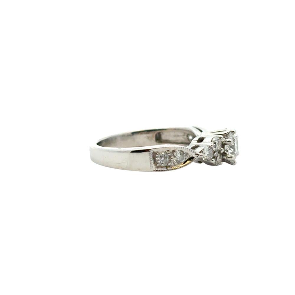 Bague de fiançailles en or blanc 14k 0,68ctw diamant rond brillant Excellent état - En vente à Boca Raton, FL