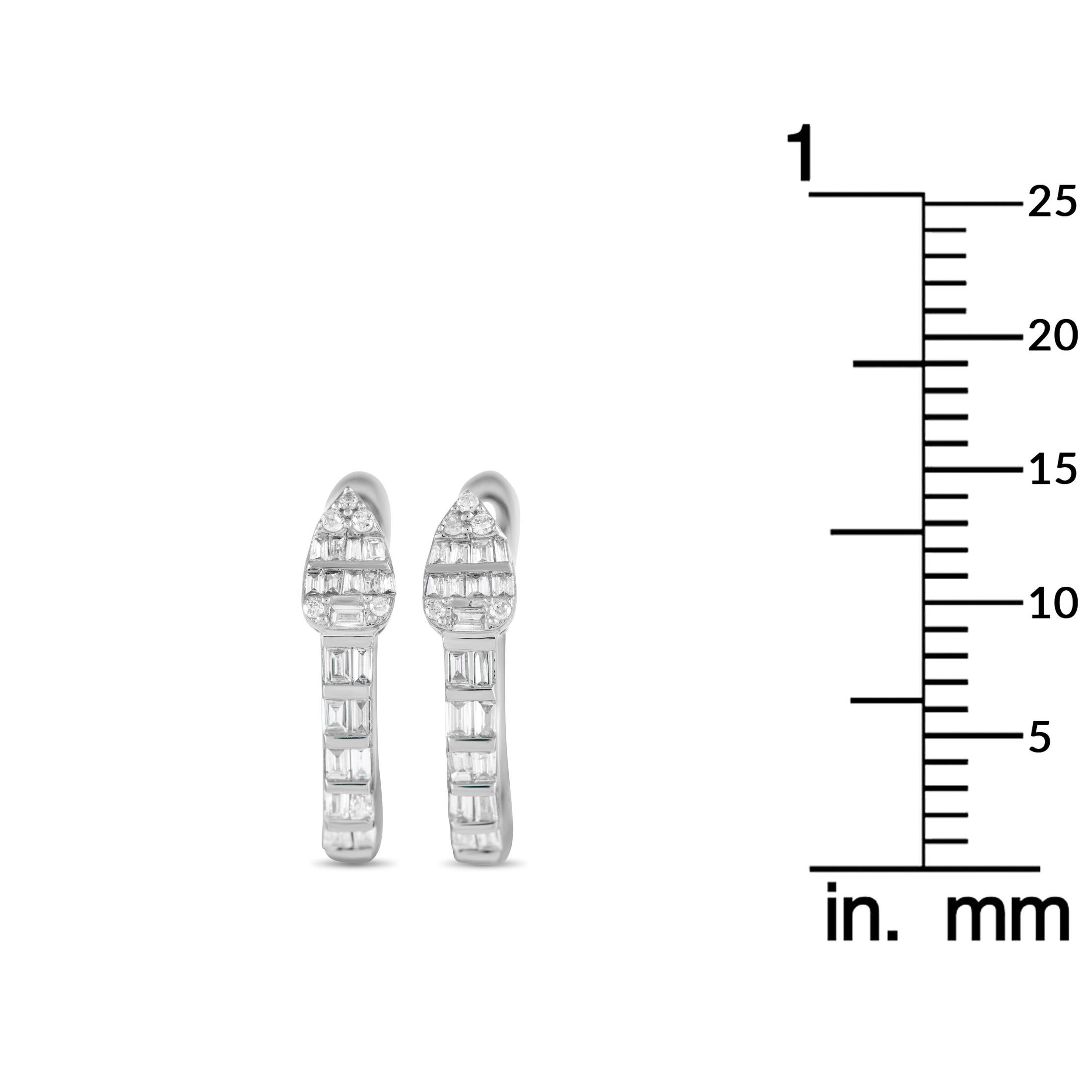 Taille ronde Boucles d'oreilles Huggie en or blanc 14K avec 0,70ct de diamant en vente