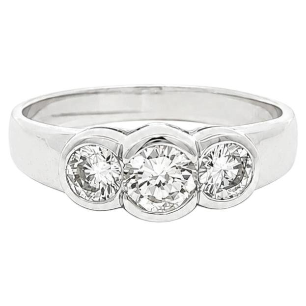 Ring aus 14-karätigem Weißgold mit 3 Diamanten (insgesamt 0,72 Karat) in runder und halbrunder Fassung