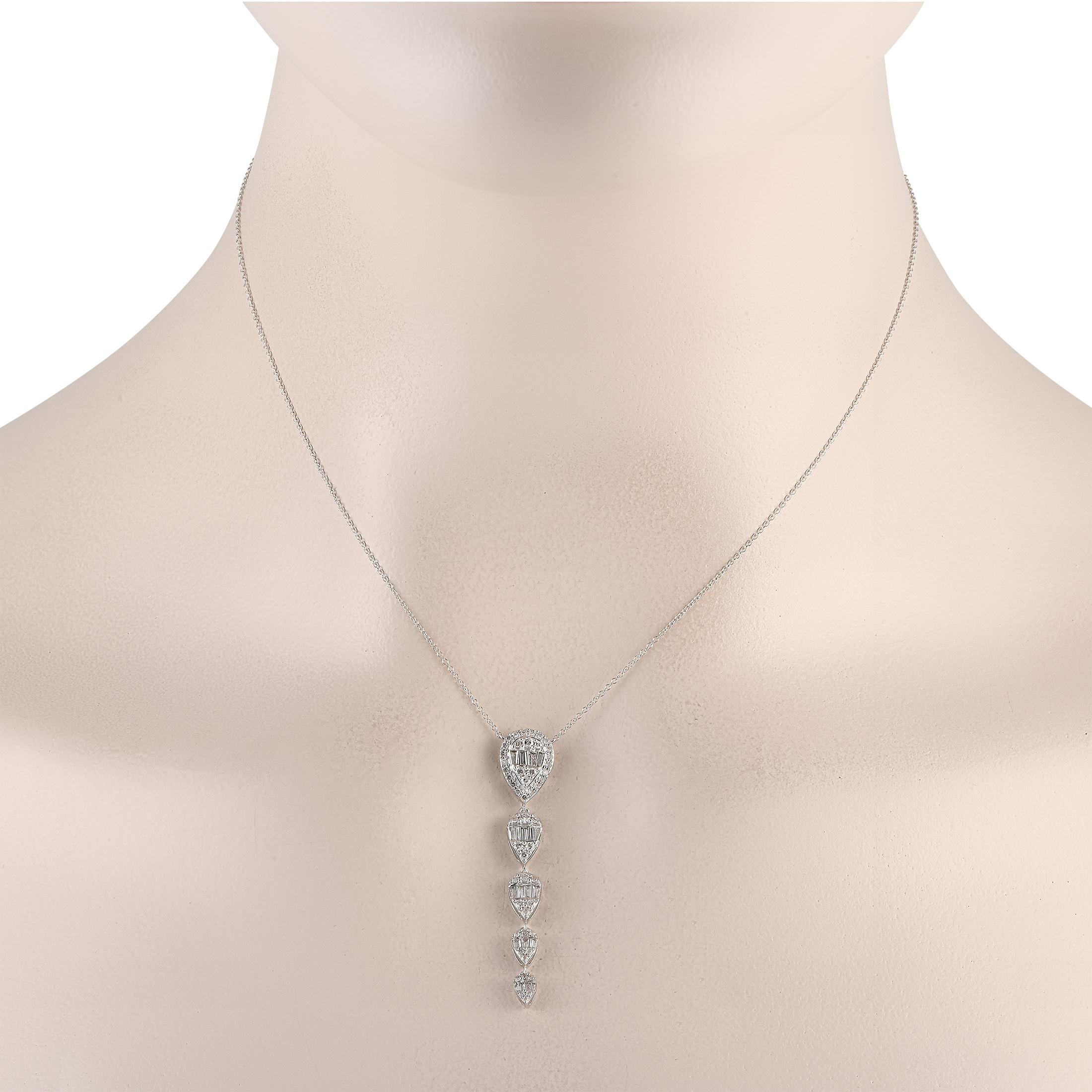 Ein schicker Anhänger mit einer Länge von 1,75 und einer Breite von 0,45 wird durch funkelnde Diamanten von insgesamt 0,75 Karat an dieser eleganten, raffinierten Halskette zum Leben erweckt. Das Schmuckstück ist aus 14 Karat Weißgold gefertigt und