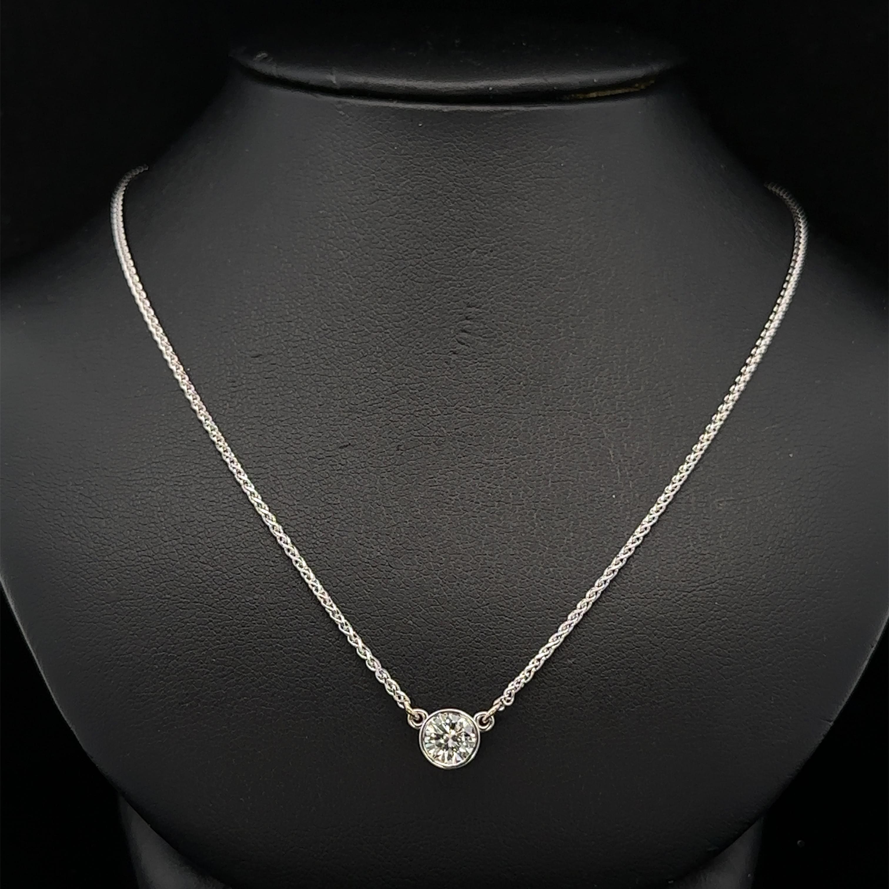 Taille brillant Collier A Link en or blanc 14k pendentif diamant solitaire 0.75ctw Bezel G VVS en vente