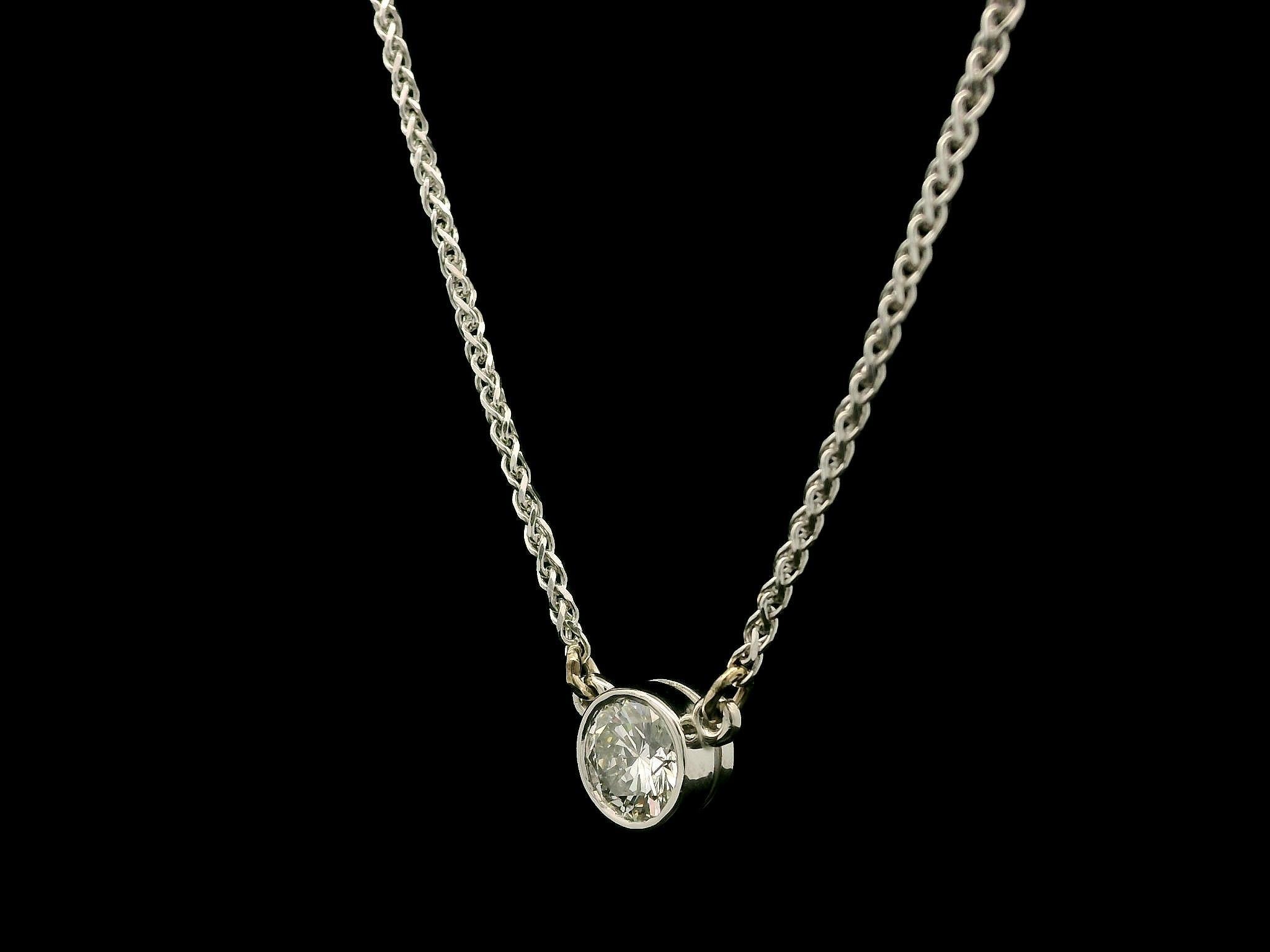 Collier A Link en or blanc 14k pendentif diamant solitaire 0.75ctw Bezel G VVS en vente 1