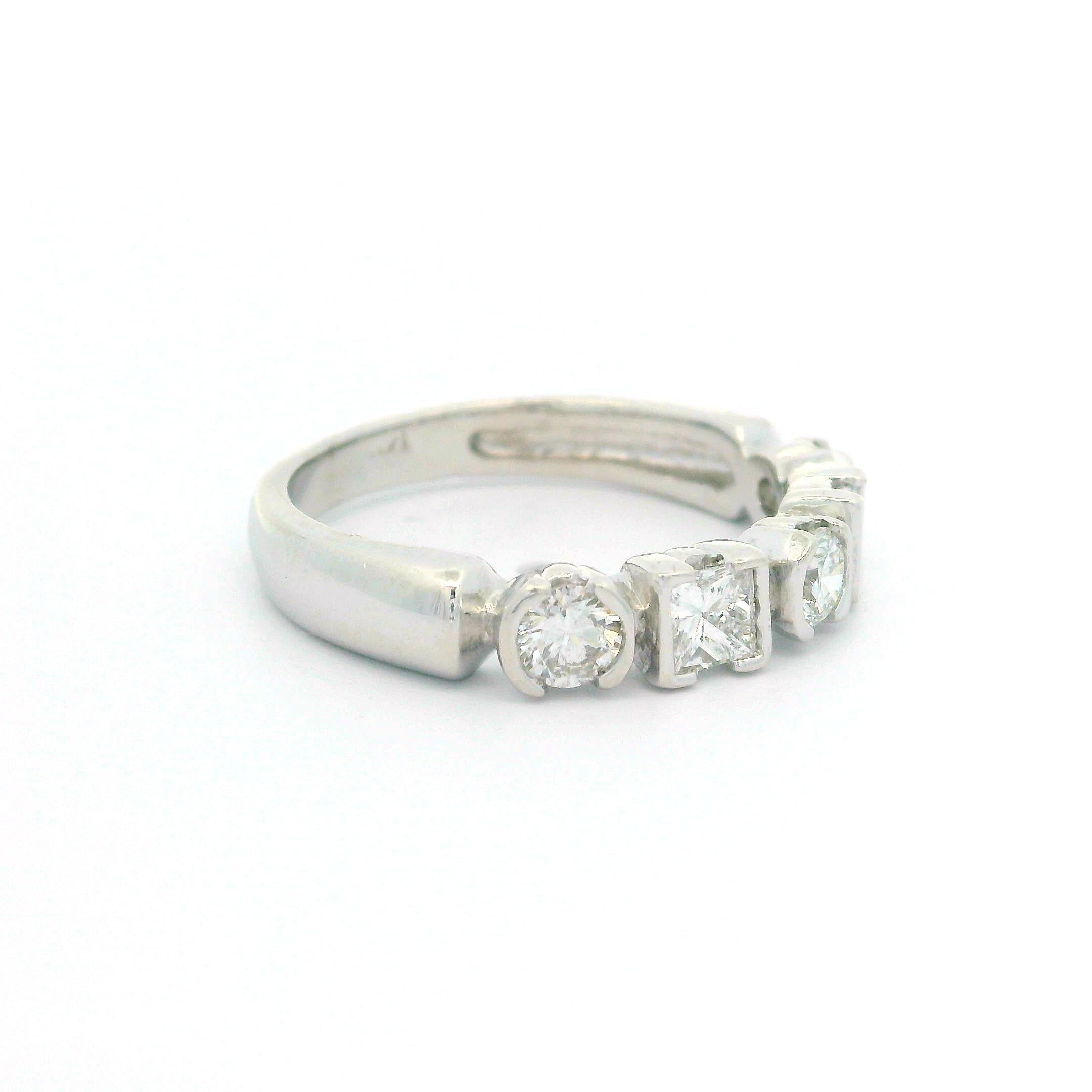 --Pietre: --
(5) Diamanti genuini naturali - 3 tondi Brillianti e 2 taglio Principessa - incastonati a metà castone - purezza VS2-SI2 - colore G/H - 0,75ctw (circa)
Peso totale in carati: 0,75 (circa)

Materiale: Oro bianco massiccio 14k
Peso: 3.12
