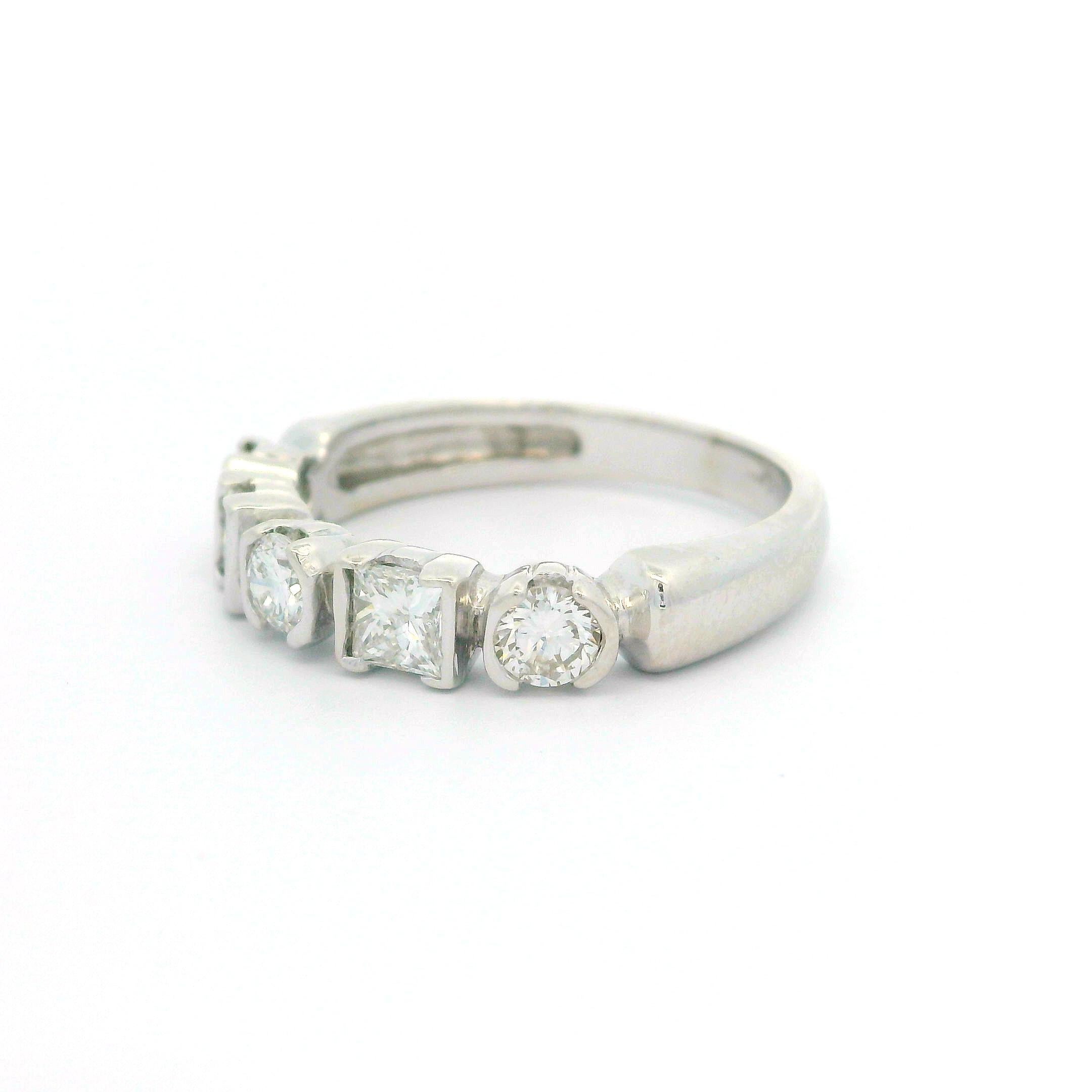Taglio rotondo Fascia con 5 pietre in oro bianco 14k da 0,75 carati con taglio principessa e rotondo e diamante a castone in vendita