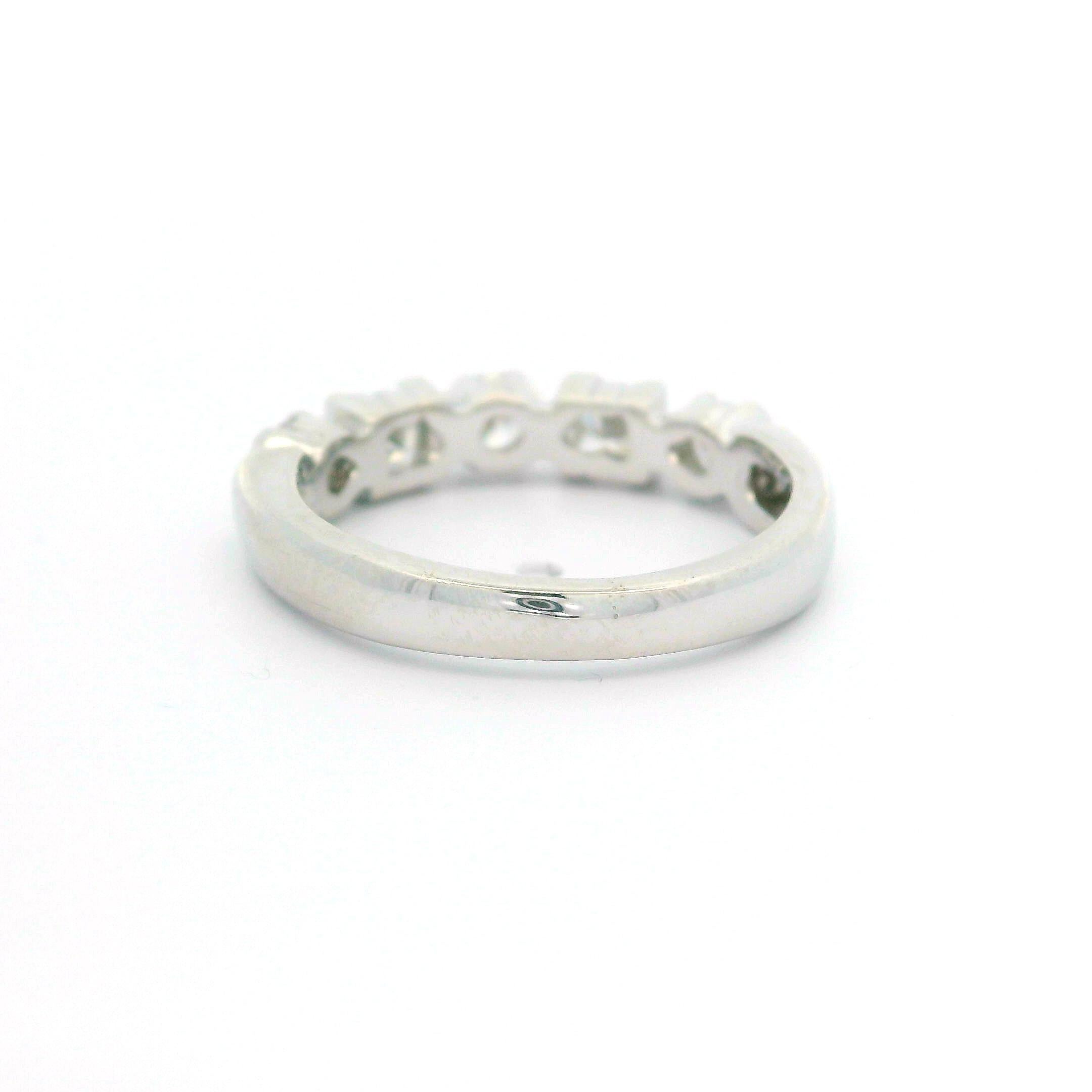 Fascia con 5 pietre in oro bianco 14k da 0,75 carati con taglio principessa e rotondo e diamante a castone In condizioni ottime in vendita a Montclair, NJ
