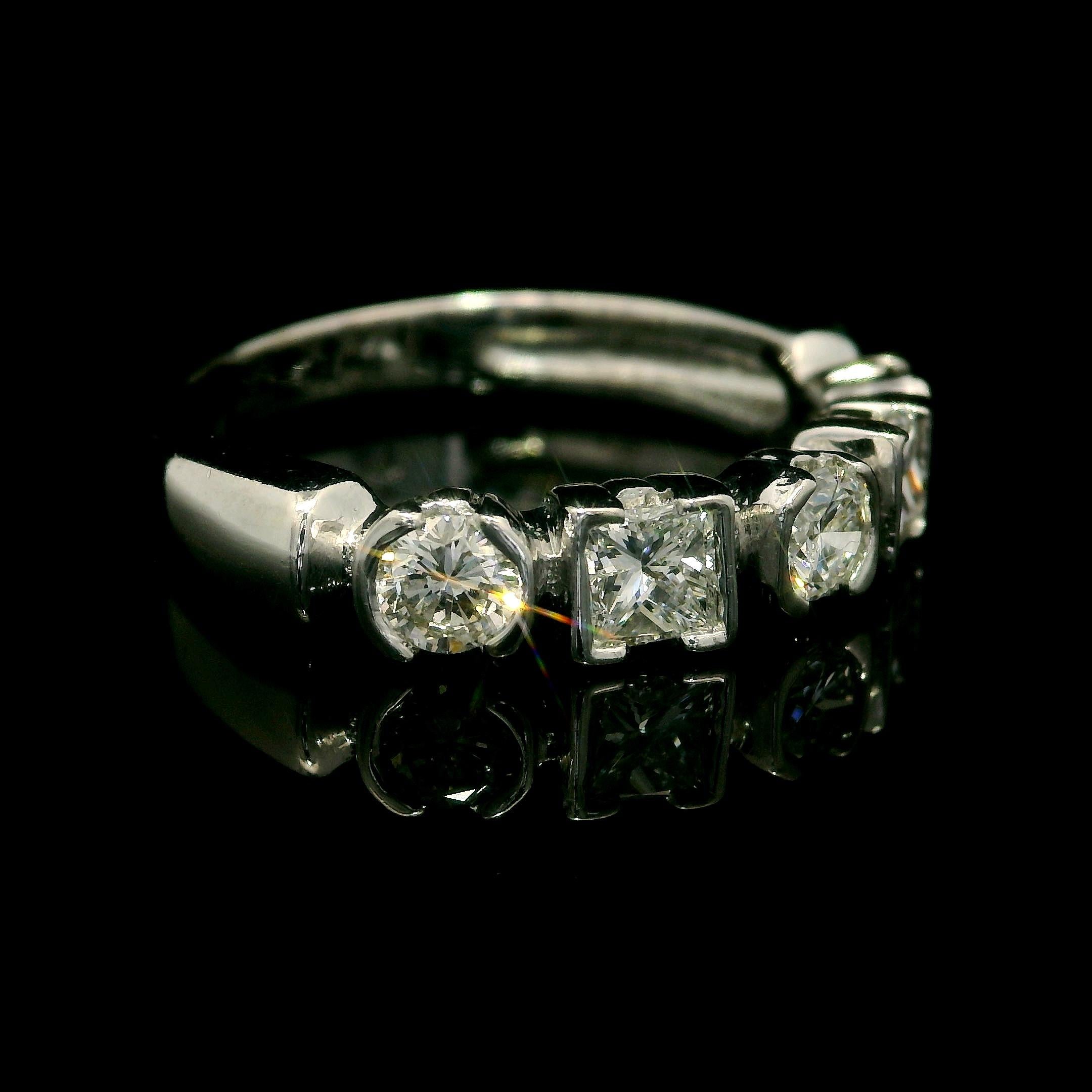 Fascia con 5 pietre in oro bianco 14k da 0,75 carati con taglio principessa e rotondo e diamante a castone in vendita 1