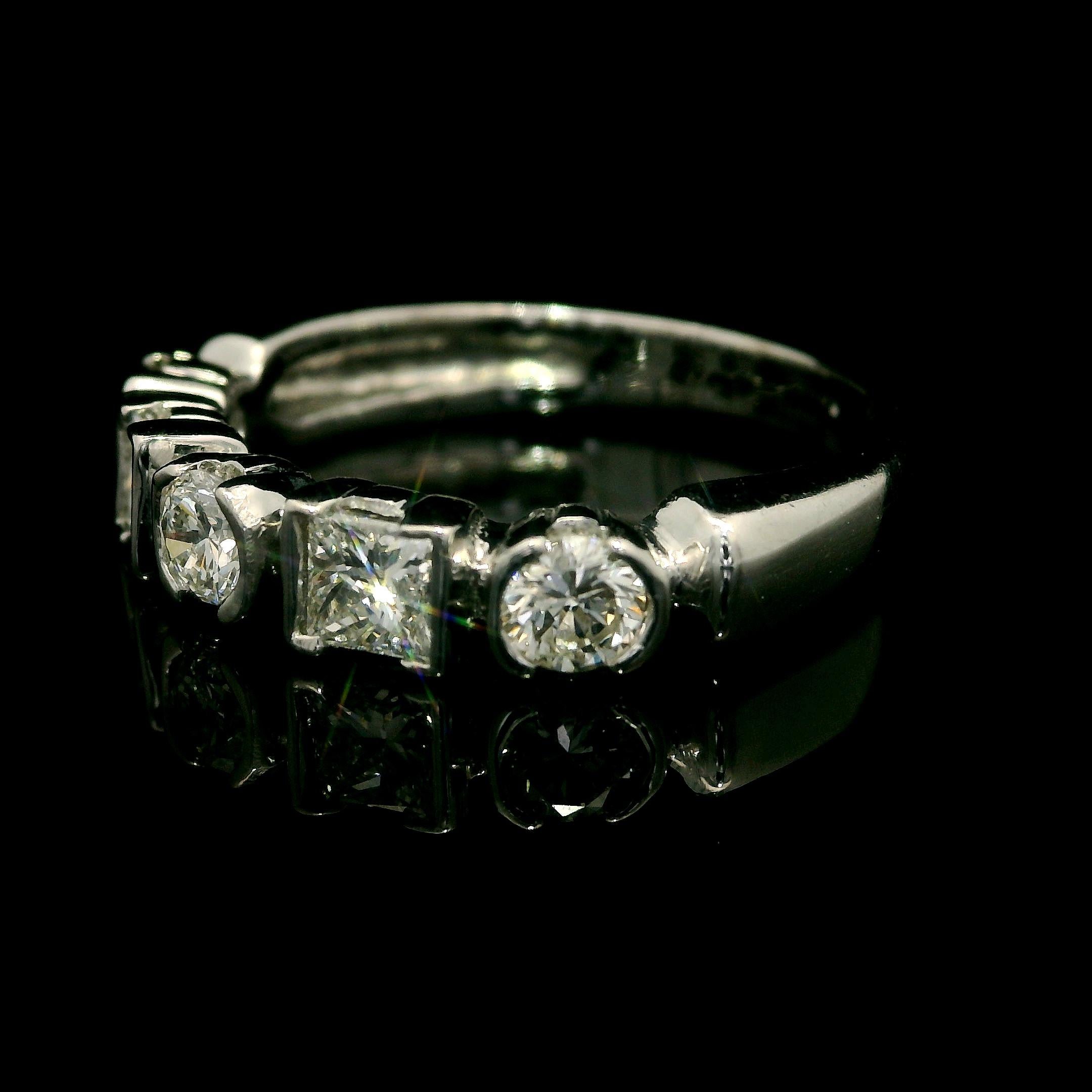 Fascia con 5 pietre in oro bianco 14k da 0,75 carati con taglio principessa e rotondo e diamante a castone in vendita 2