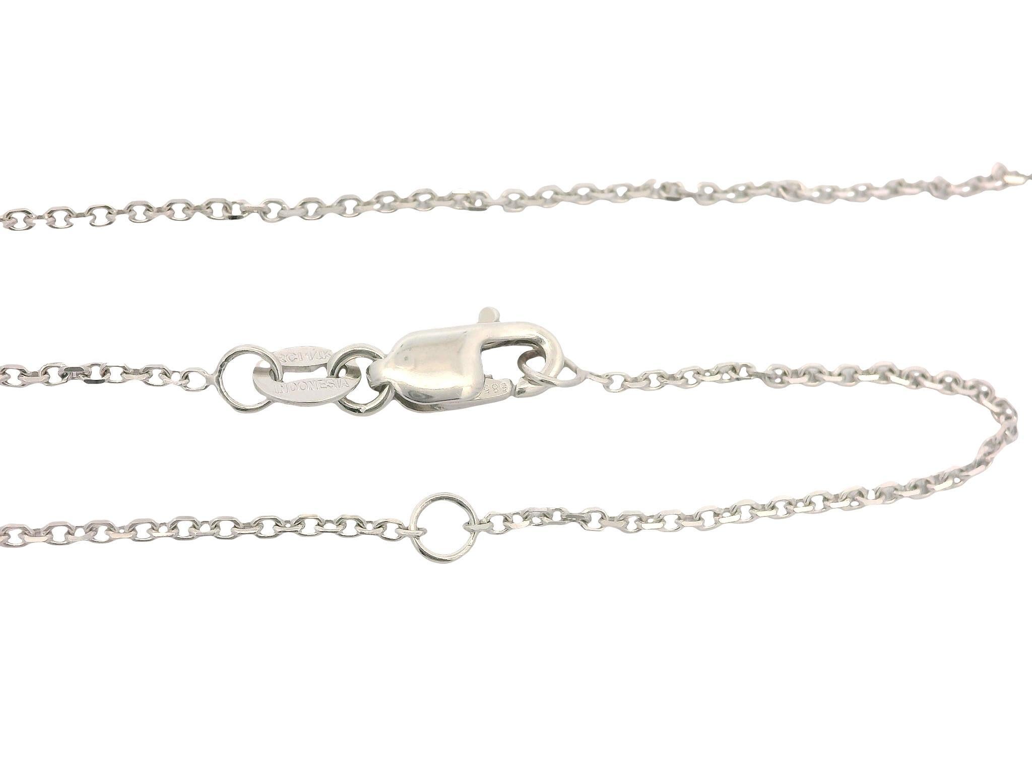 -Stein(e)-
(53) Echte natürliche Diamanten - runder Brillantschliff - Kanal- und Zackenfassung - 0,75ctw (ca.)

MATERIAL: Solide 14k Weißgold w / Schwarz Rhodium Bereiche
Gewicht: 6,1 Gramm
Kette Typ: Einstellbar auf 16 oder 18