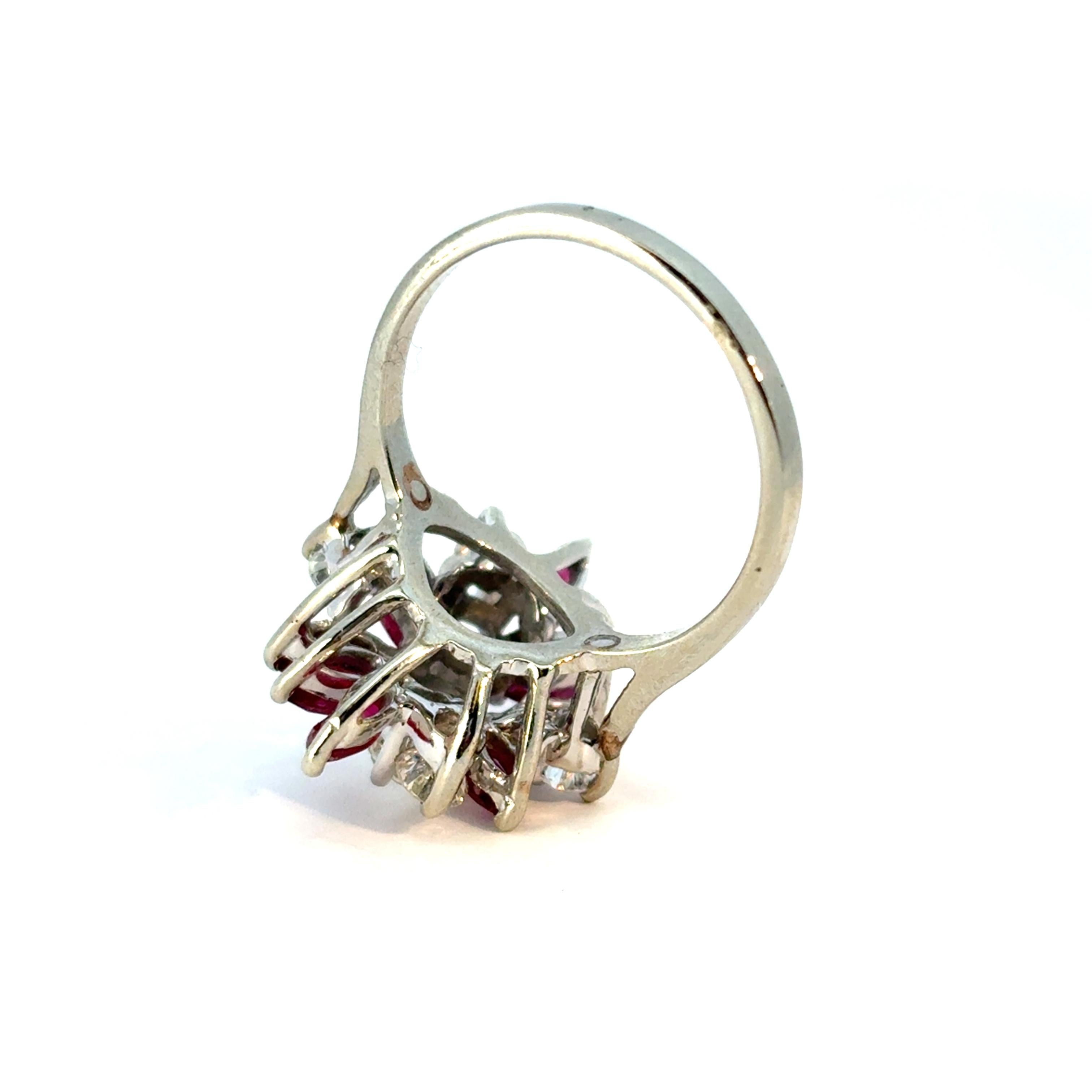 Bague en or blanc 14k 0.77ctw Diamond Red Gemstone Cluster Ring en vente 4