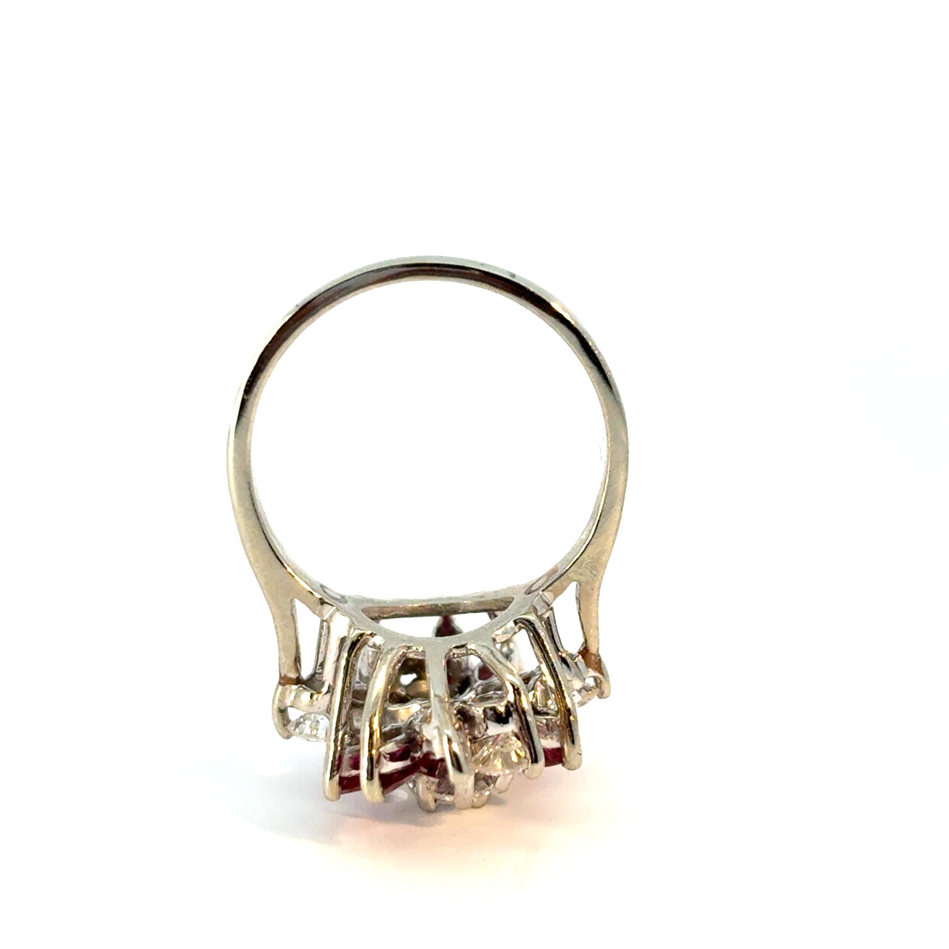 Bague en or blanc 14k 0.77ctw Diamond Red Gemstone Cluster Ring en vente 5