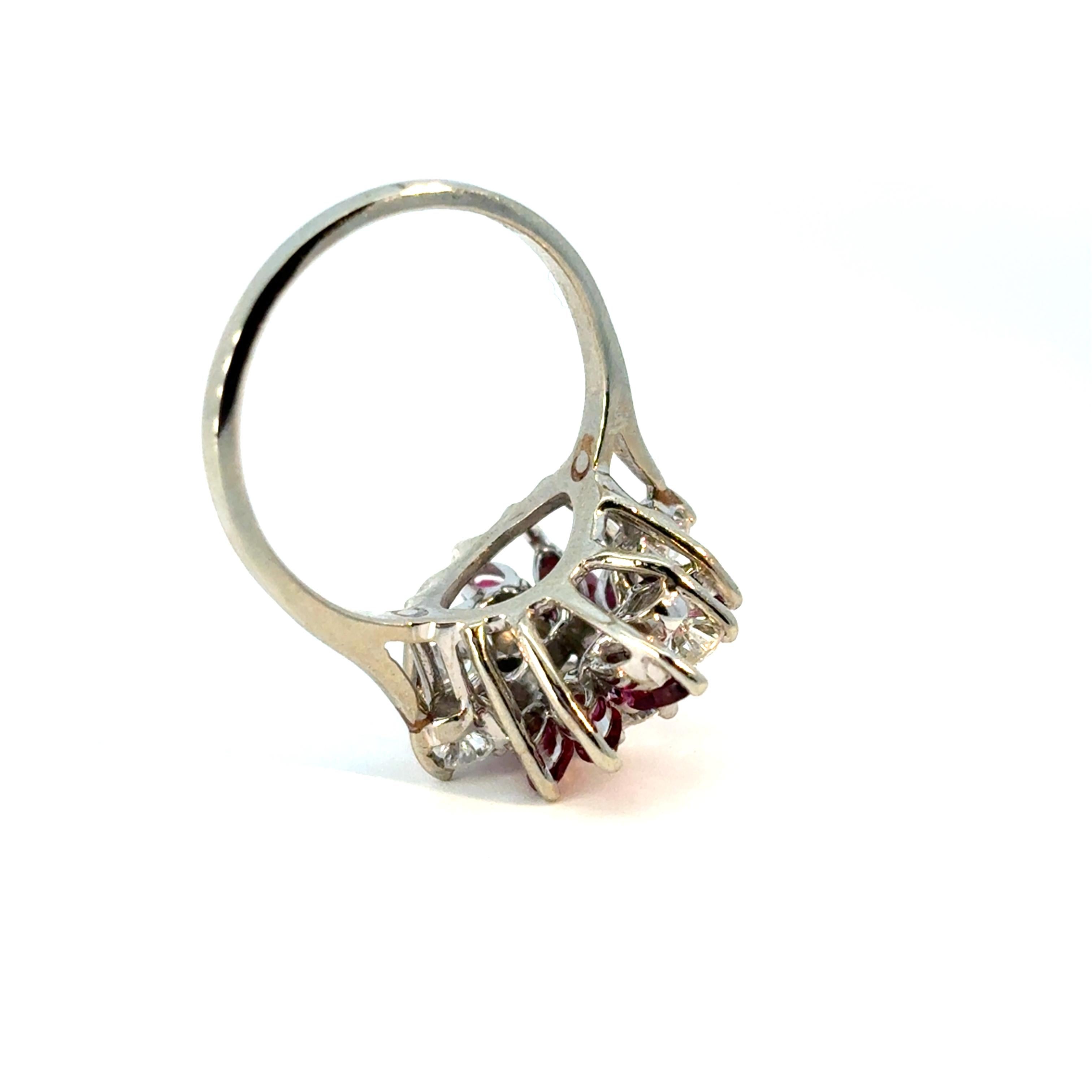 Bague en or blanc 14k 0.77ctw Diamond Red Gemstone Cluster Ring en vente 6