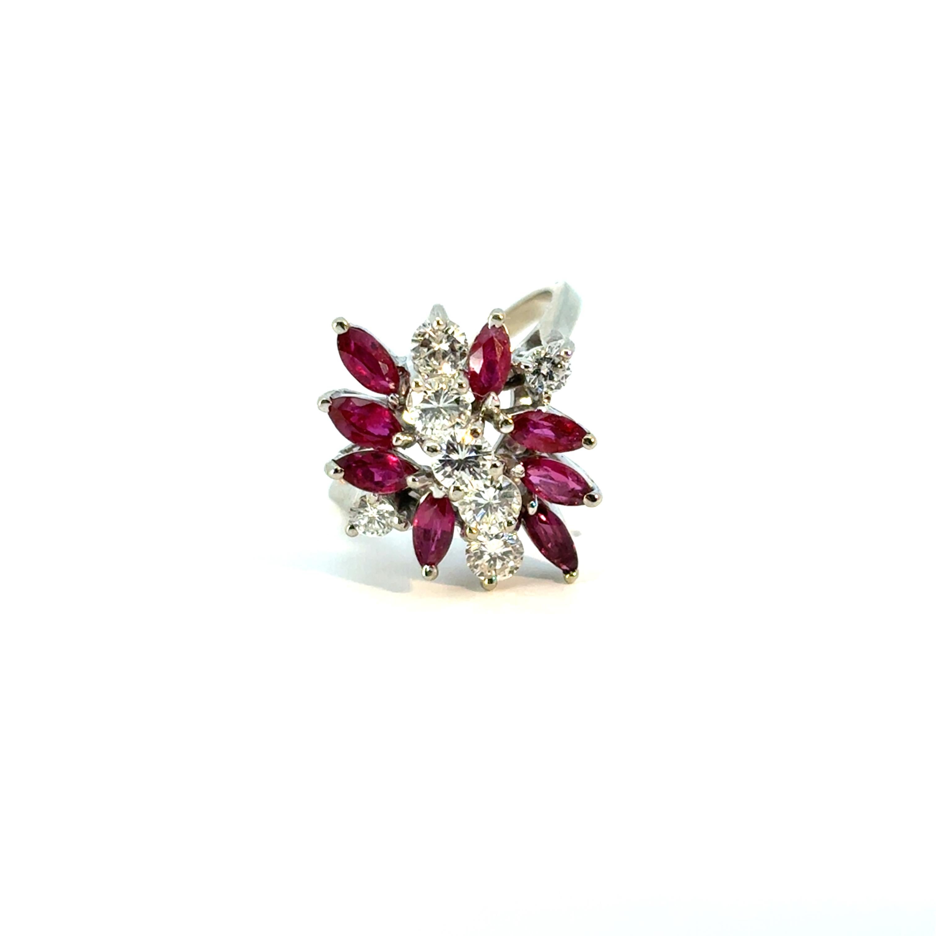 Moderne Bague en or blanc 14k 0.77ctw Diamond Red Gemstone Cluster Ring en vente