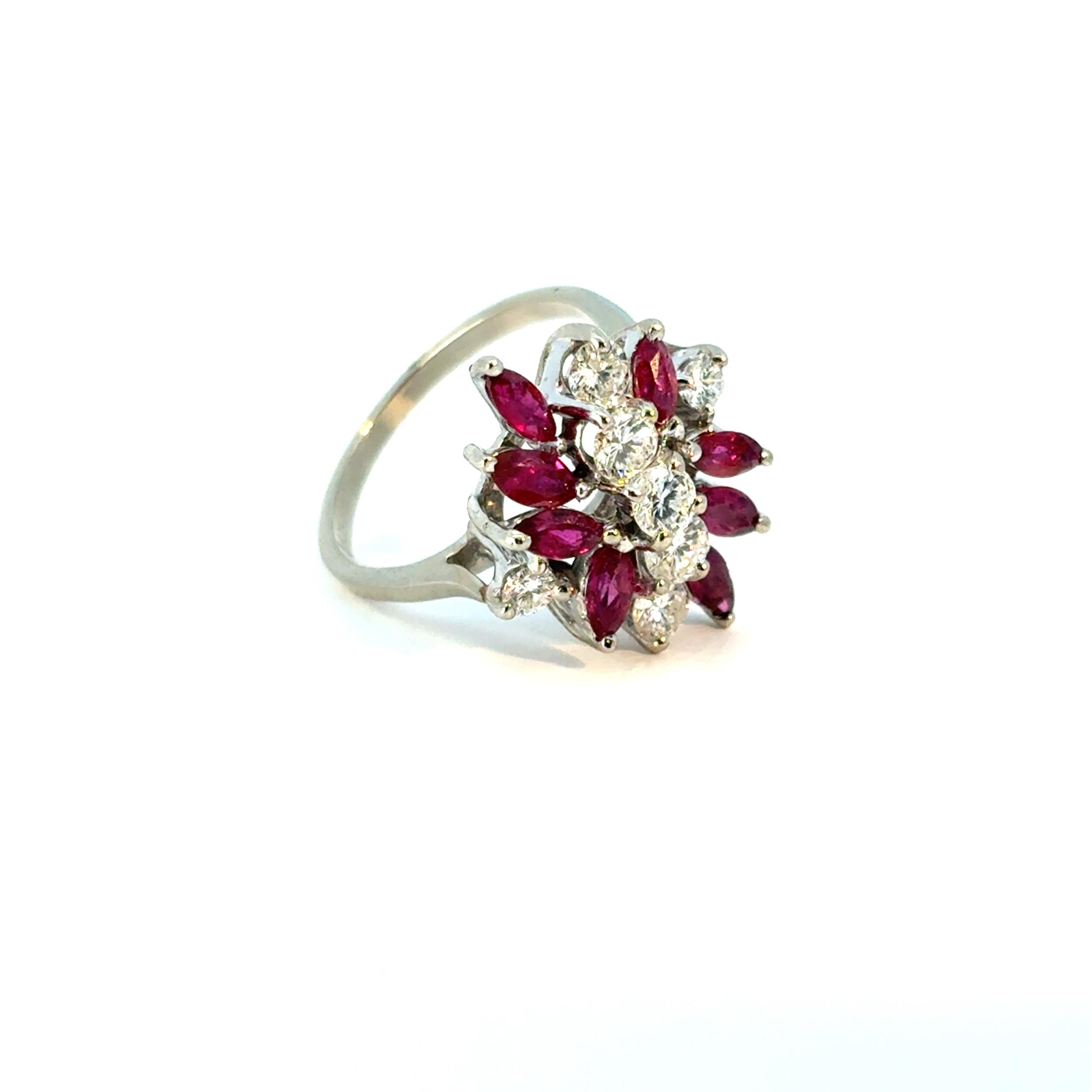Taille ovale Bague en or blanc 14k 0.77ctw Diamond Red Gemstone Cluster Ring en vente