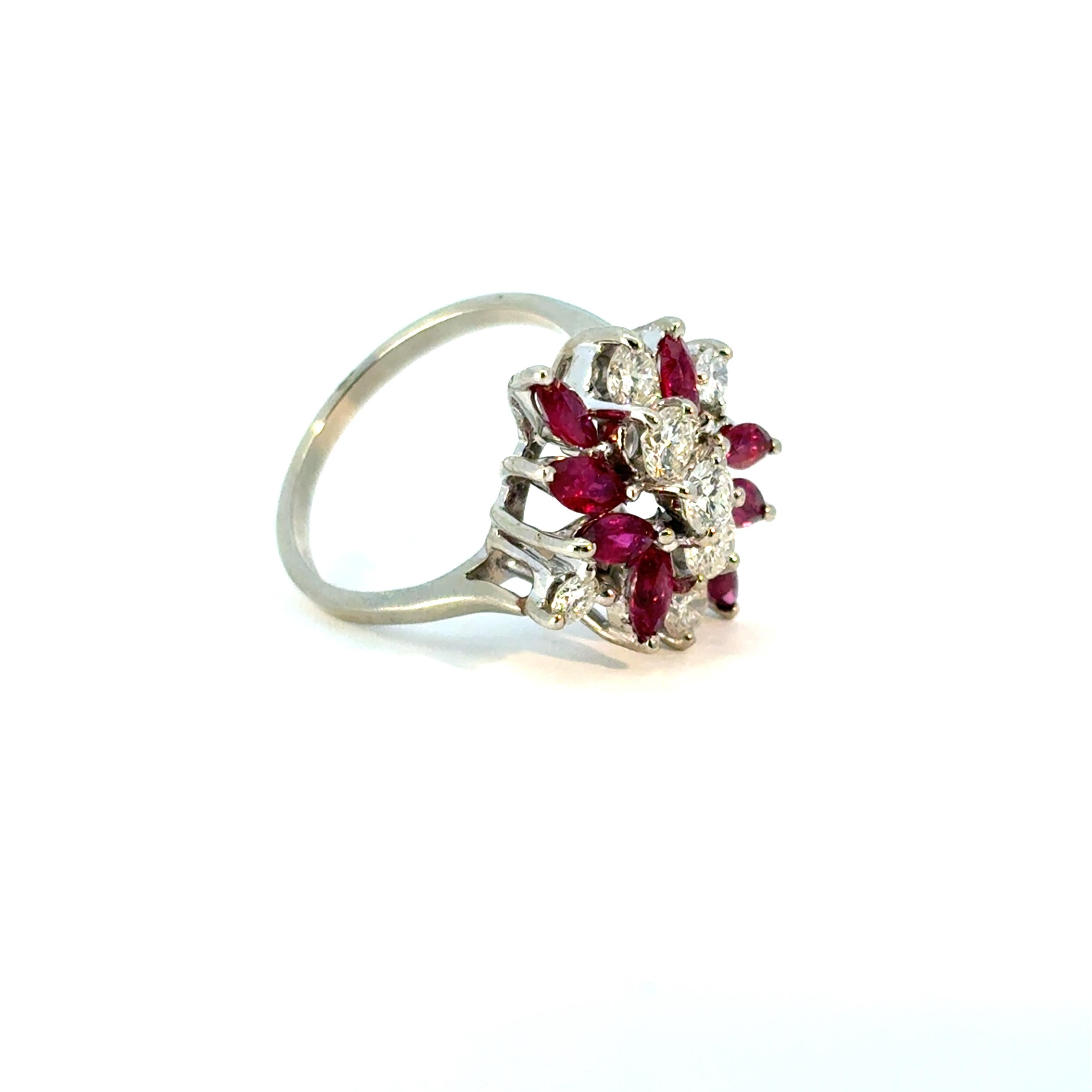 Bague en or blanc 14k 0.77ctw Diamond Red Gemstone Cluster Ring Excellent état - En vente à Boca Raton, FL