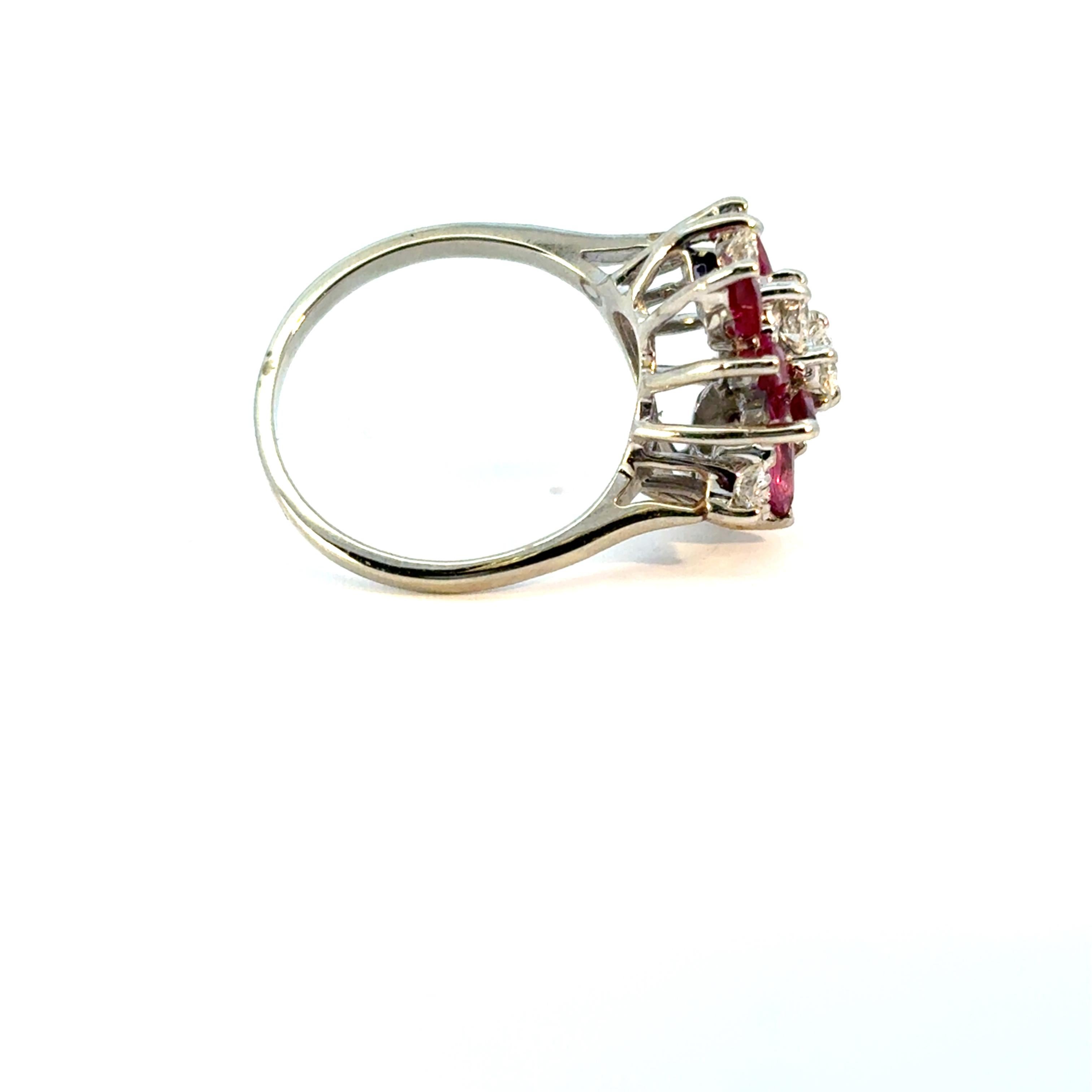Bague en or blanc 14k 0.77ctw Diamond Red Gemstone Cluster Ring Pour femmes en vente