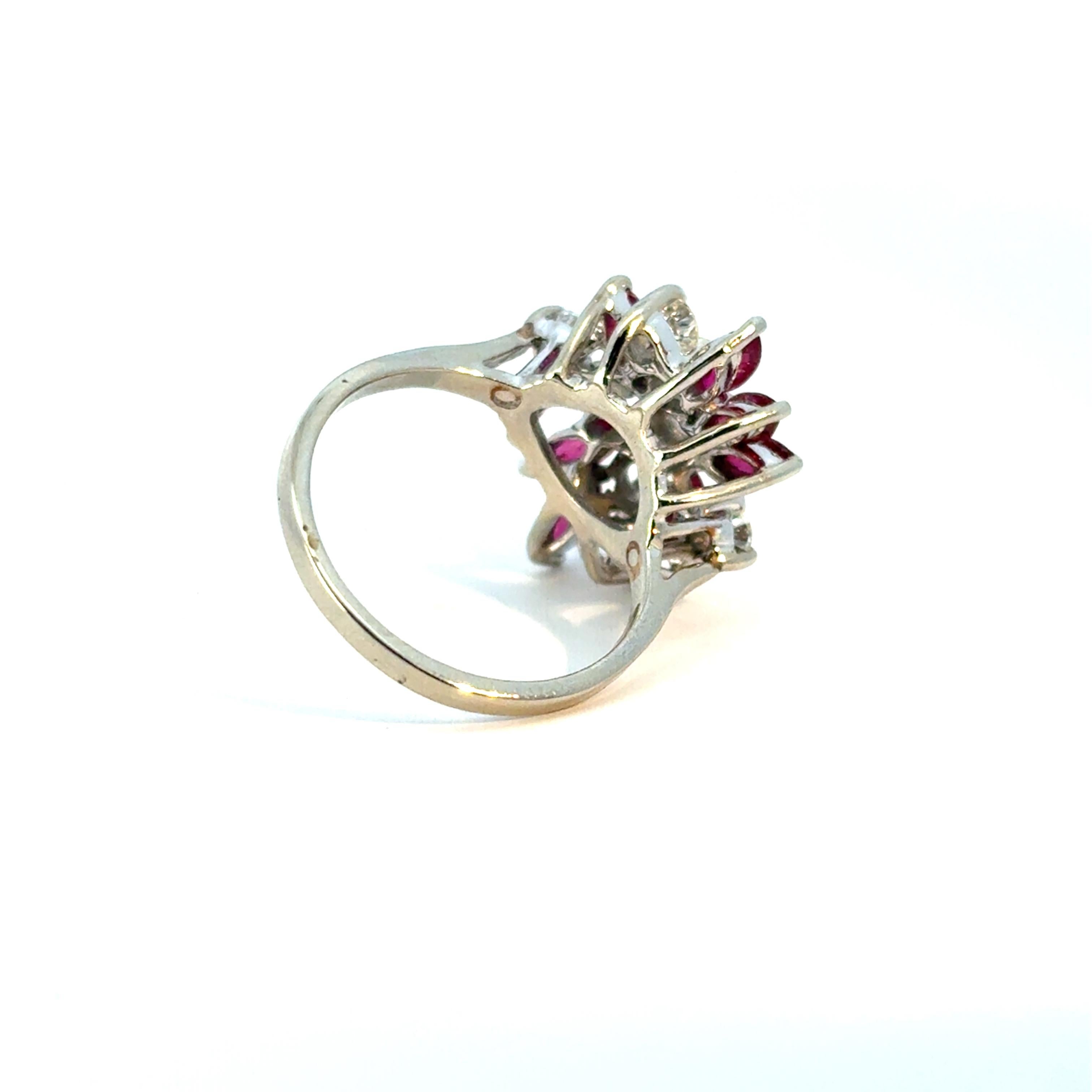 Bague en or blanc 14k 0.77ctw Diamond Red Gemstone Cluster Ring en vente 1