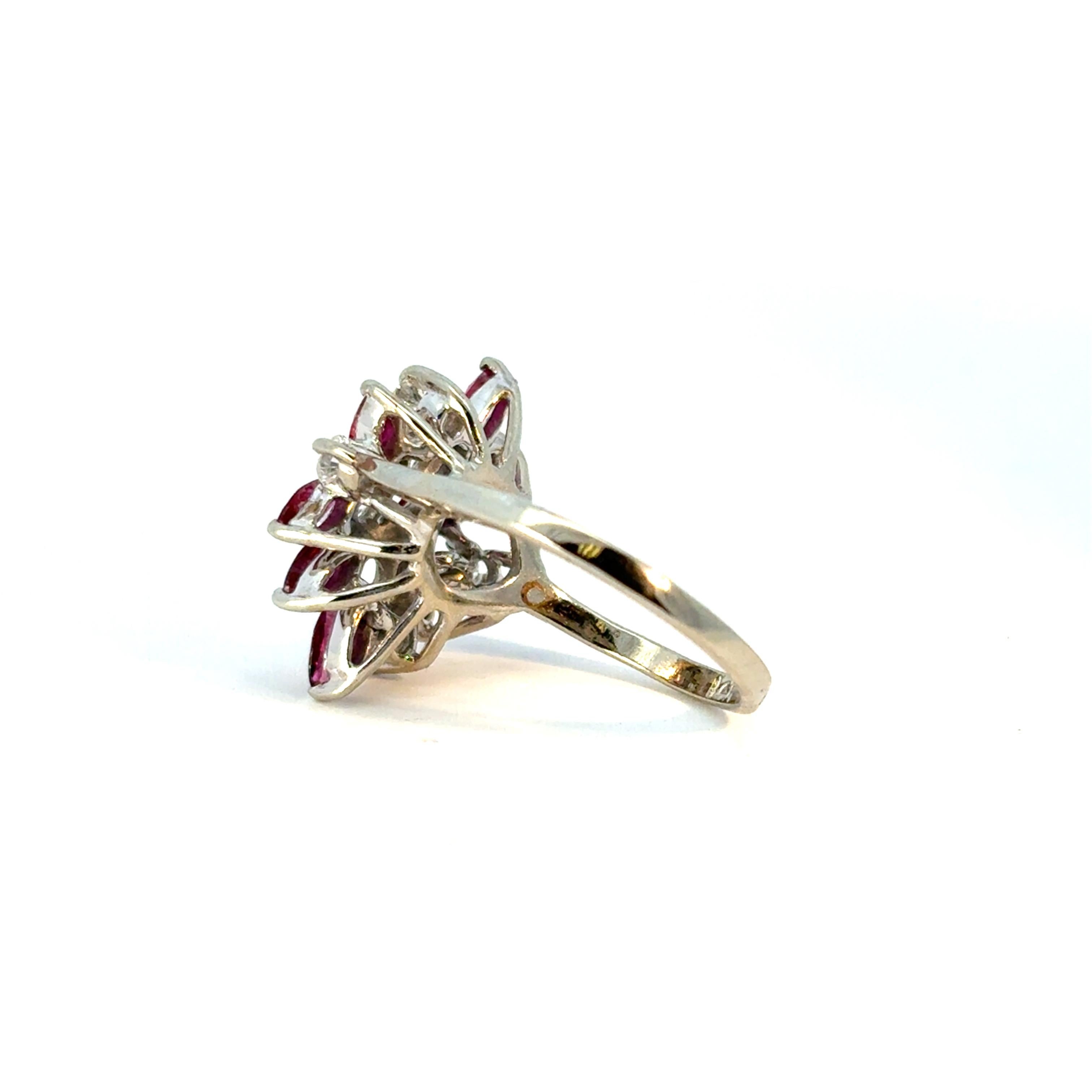 Bague en or blanc 14k 0.77ctw Diamond Red Gemstone Cluster Ring en vente 2
