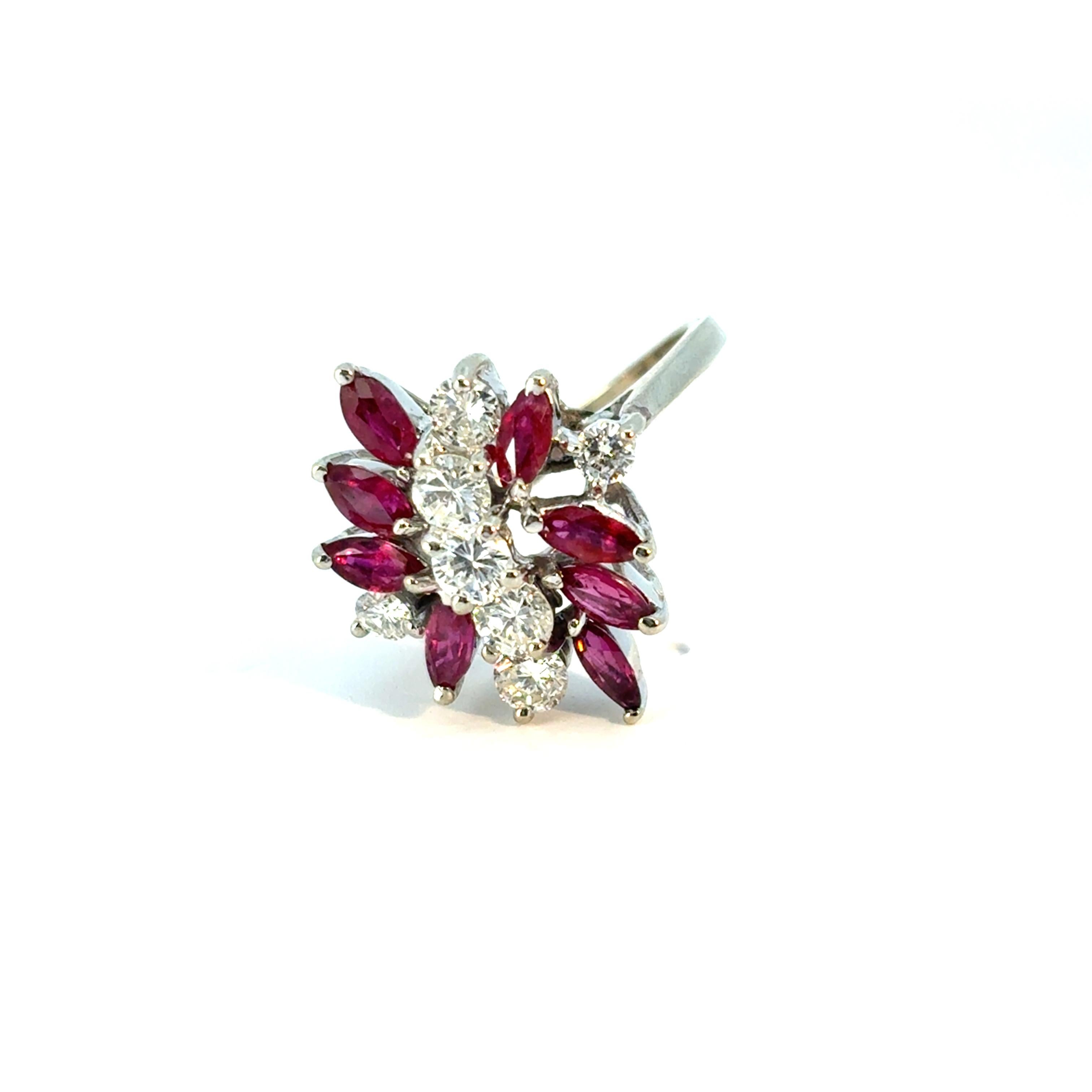 Bague en or blanc 14k 0.77ctw Diamond Red Gemstone Cluster Ring en vente 3