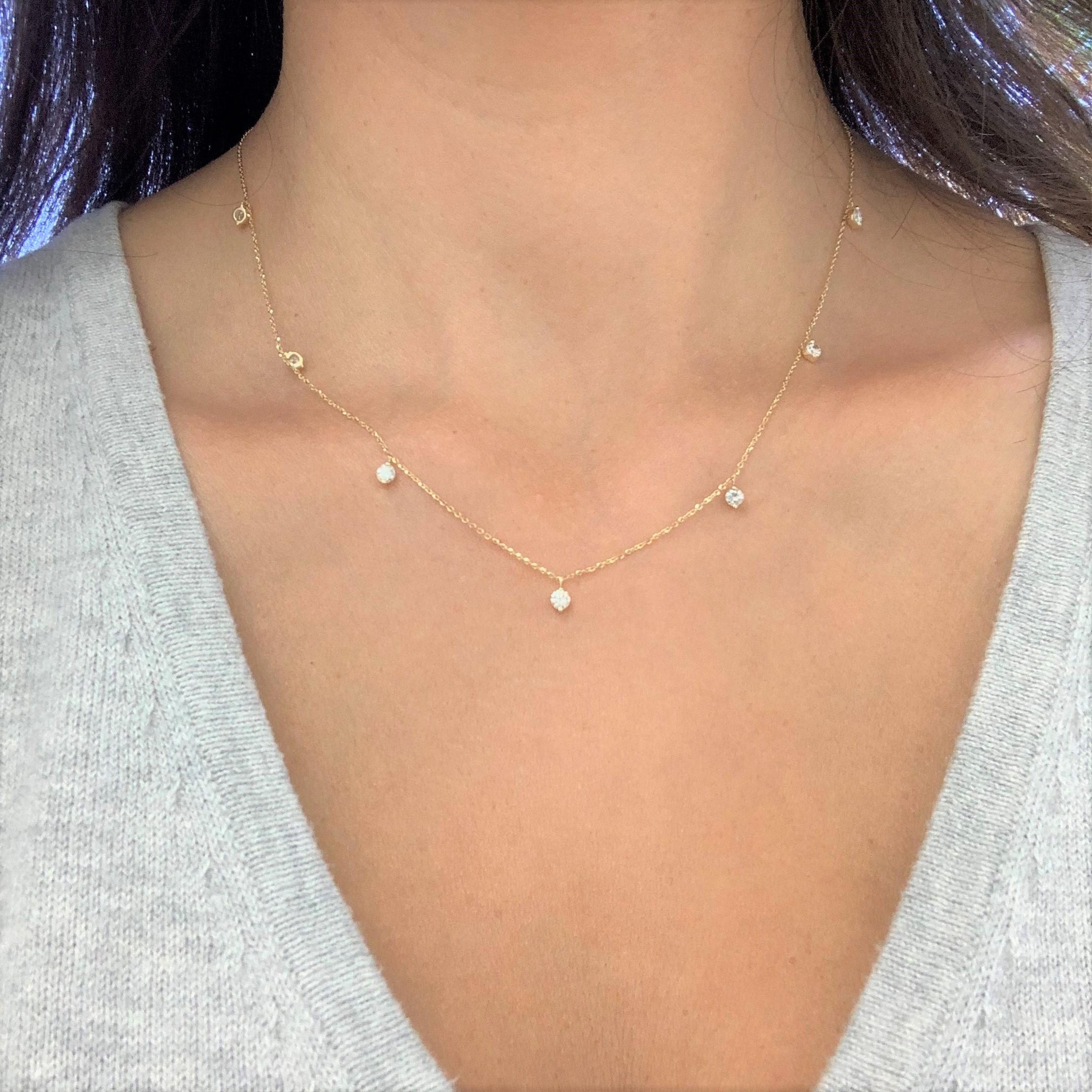 Una bellissima e classica collana a stazione in oro 14k e diamanti con 7 gocce di un letto di diamanti a forma di goccia con circa 0,79 carati di diamanti rotondi e scintillanti. La catena è regolabile a 16