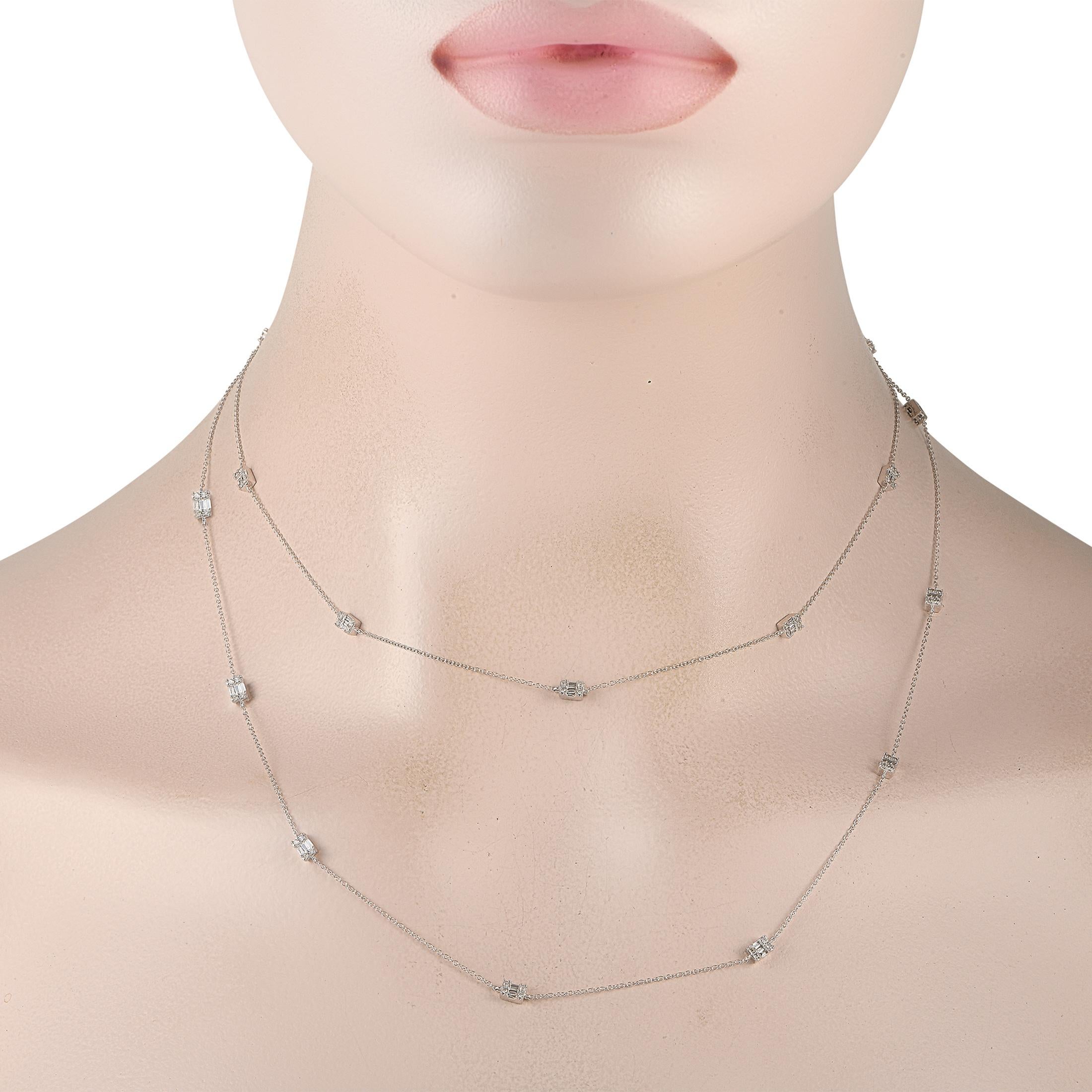 Ce collier rehaussera sans effort n'importe quel ensemble. Fabriqués en or blanc 14 carats, les accents de diamants d'un poids total de 0,82 carats ajoutent une touche d'éclat à cet accessoire discret. Il mesure 36 de long, ce qui vous permet de