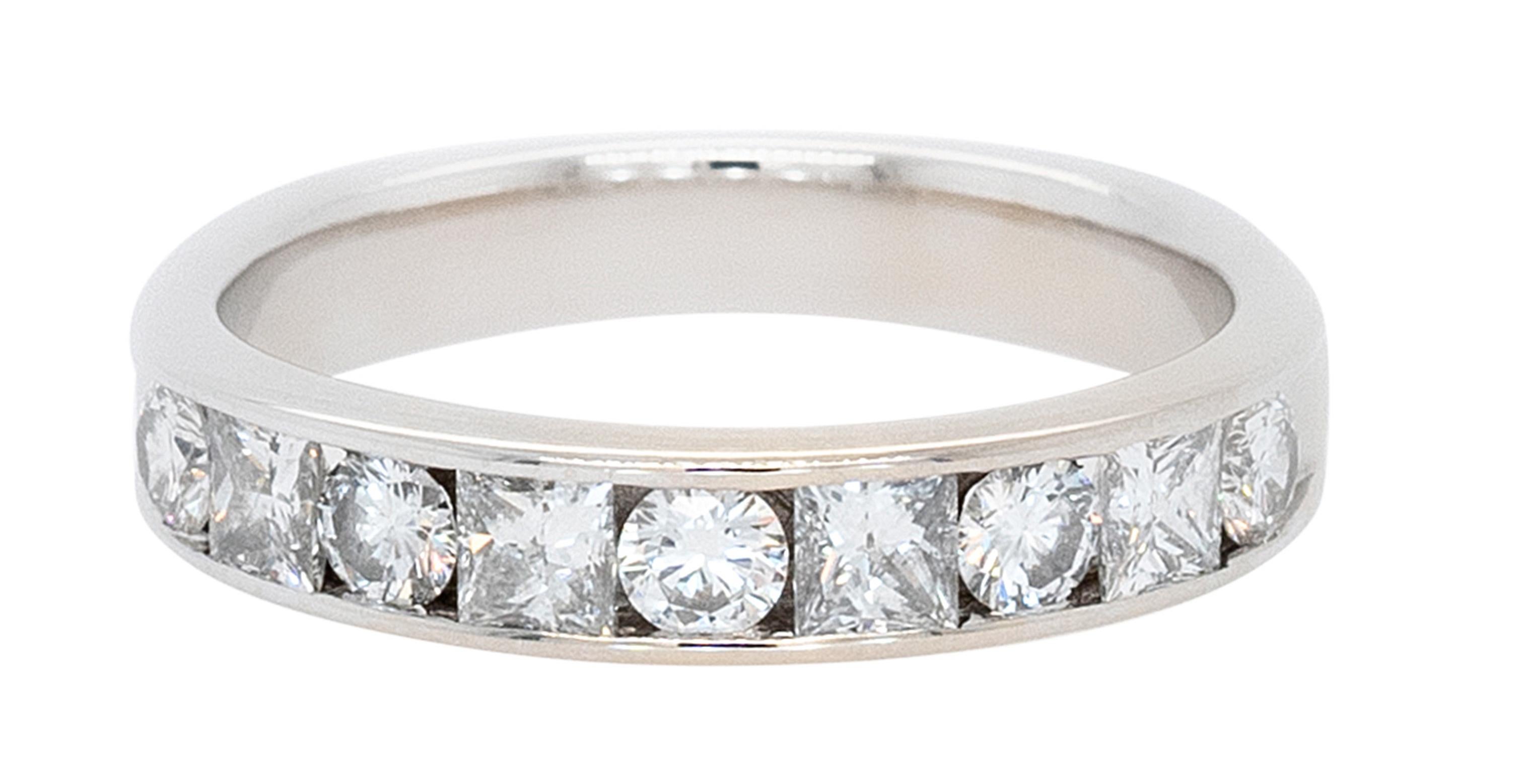 Dettagli sul diamante:
Brillante rotondo: 0,32ct
Taglio Princess: 0.52ct
Colore G/H Chiarezza VS
Materiale dell'anello: Oro bianco 14k
Misura dell'anello: 5,5 (può essere dimensionata)
Peso totale: 3.6g (2.3dwt)
Dettagli aggiuntivi: Questo articolo
