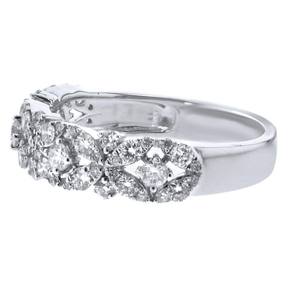 Modern 14 Karat White Gold 0.85 Carat Diamond Ring For Sale