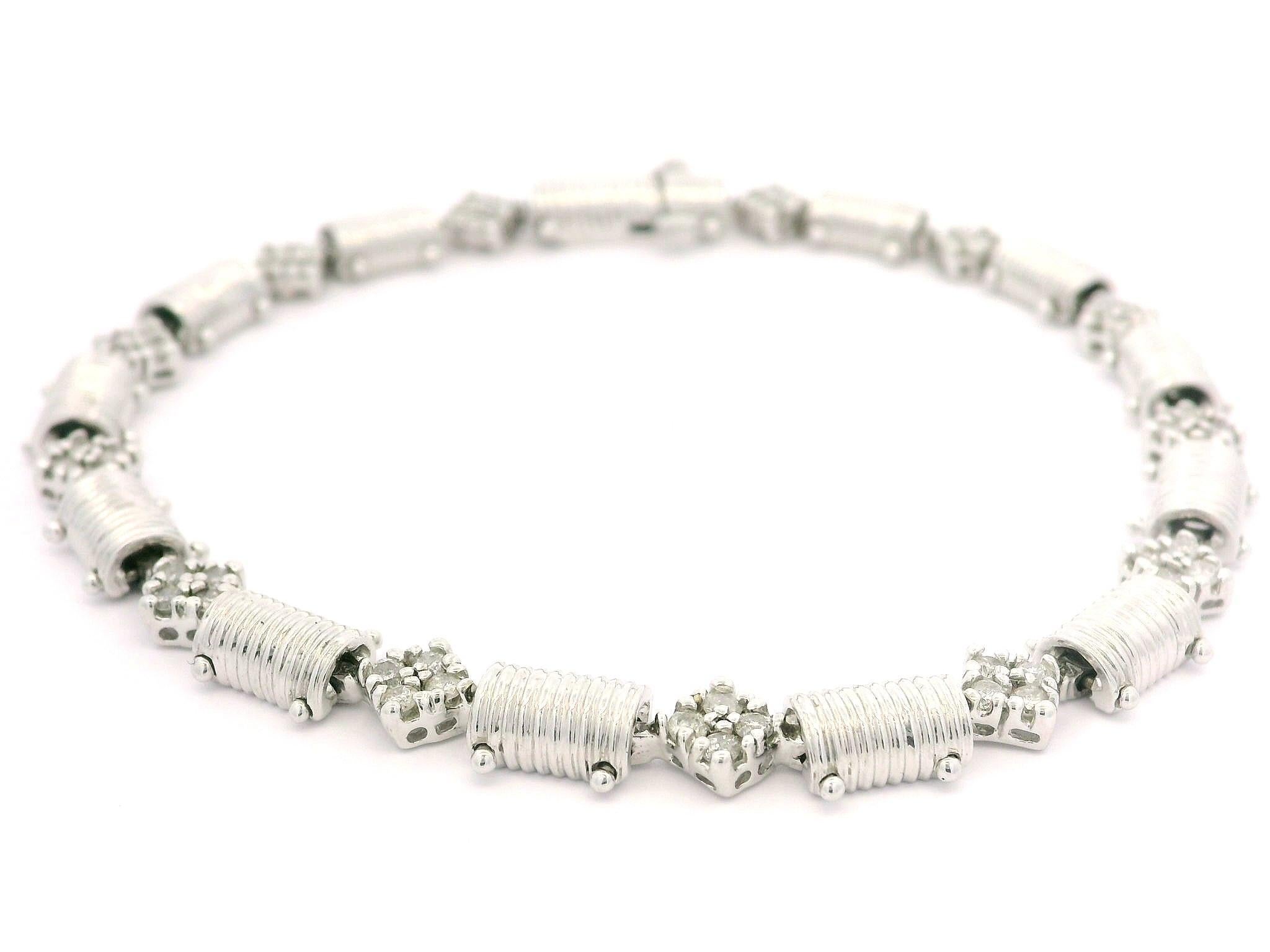 Bracciale A Link in oro bianco 14k 0,85ctw con diamanti a coste e cilindro a forma di trifoglio in vendita 5