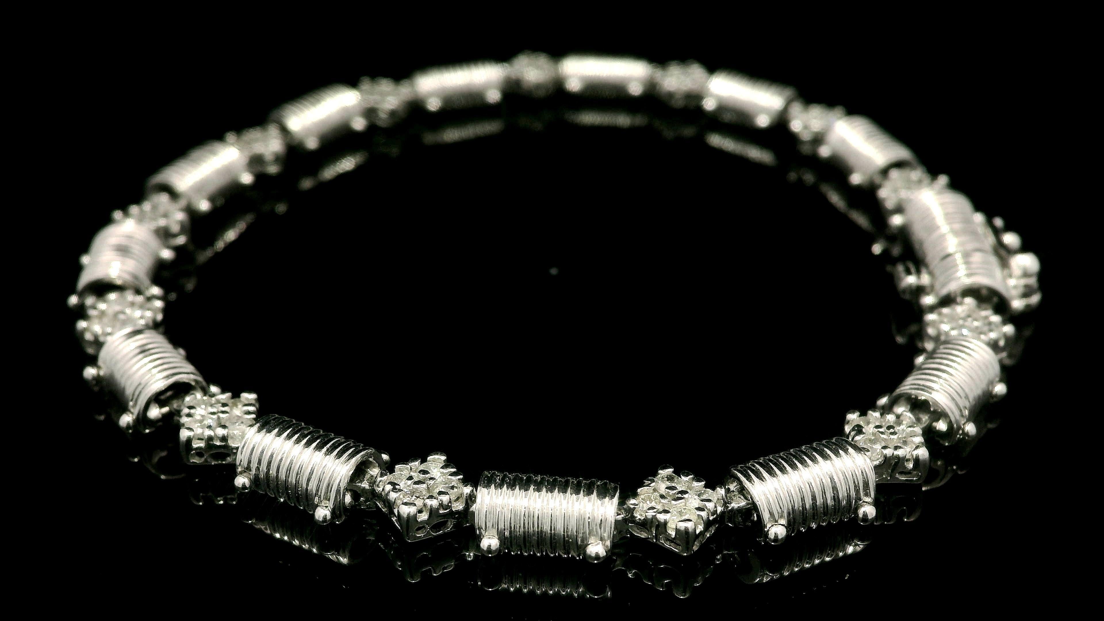 Bracciale A Link in oro bianco 14k 0,85ctw con diamanti a coste e cilindro a forma di trifoglio in vendita 9