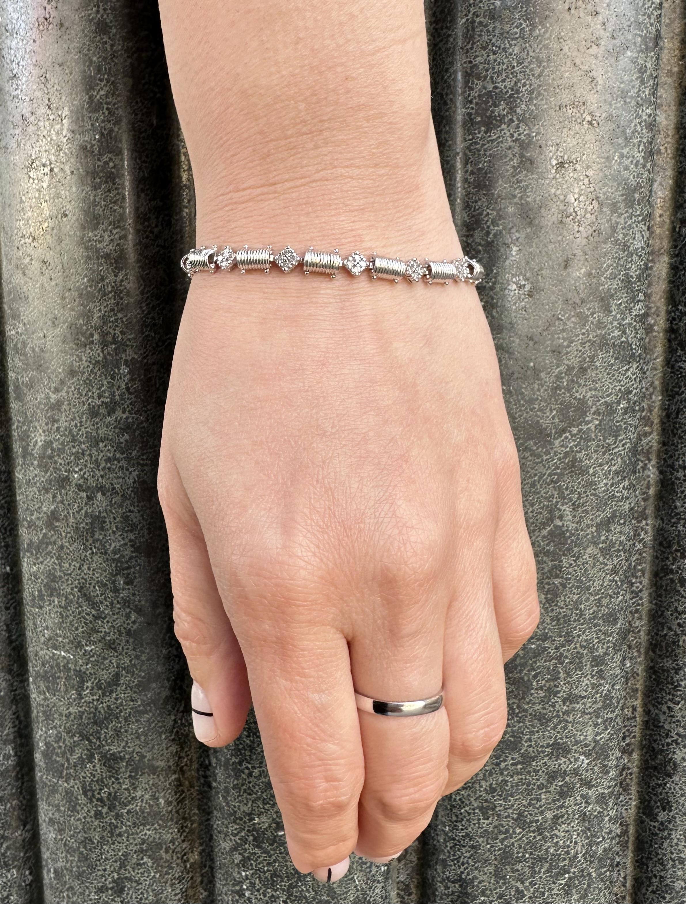 Taglio brillante Bracciale A Link in oro bianco 14k 0,85ctw con diamanti a coste e cilindro a forma di trifoglio in vendita