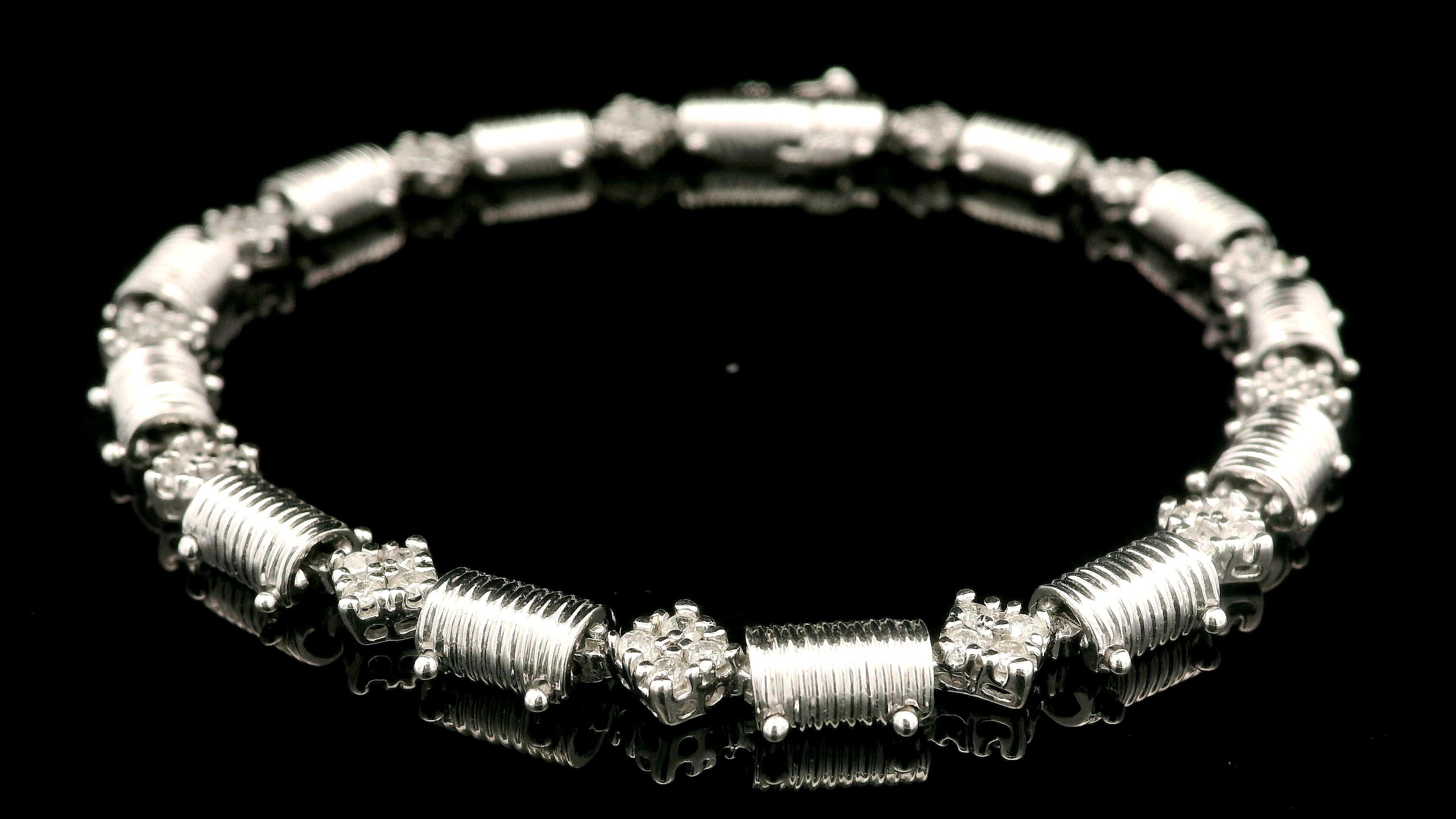 Donna Bracciale A Link in oro bianco 14k 0,85ctw con diamanti a coste e cilindro a forma di trifoglio in vendita